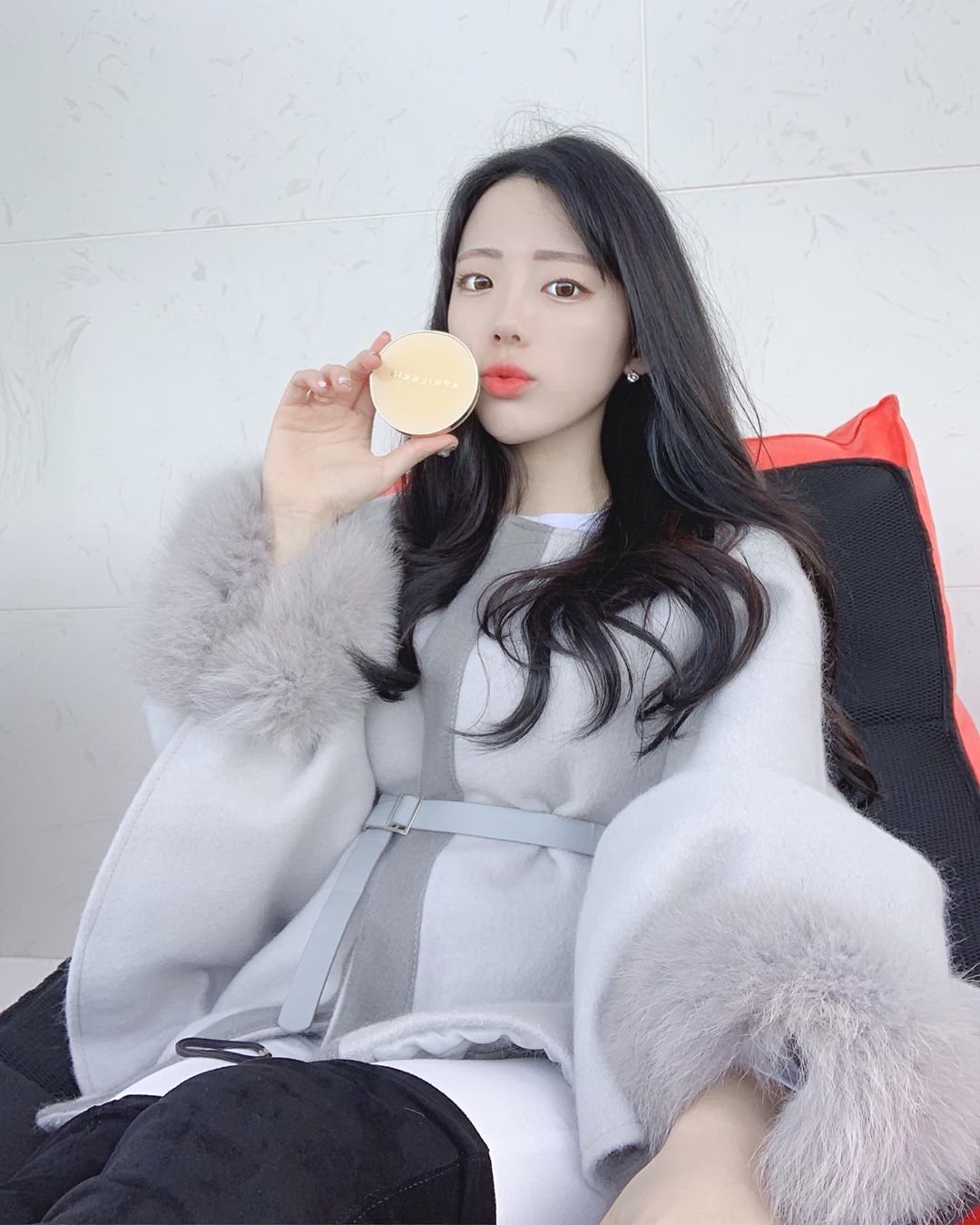 진호 💝 on Instagram: “진정+수분+미백을 모두 담은 3중 기능 쿠션 🥨 마이크로 기술로 높은 커버력 & 오래가는 지속력이 오래가요🤲🏻 _ _ #에이프릴스킨 #aprilskin #리얼카렌#둘라앰플광쿠션 #카렌둘라쿠션 #겨울쿠션 #광채쿠션…”