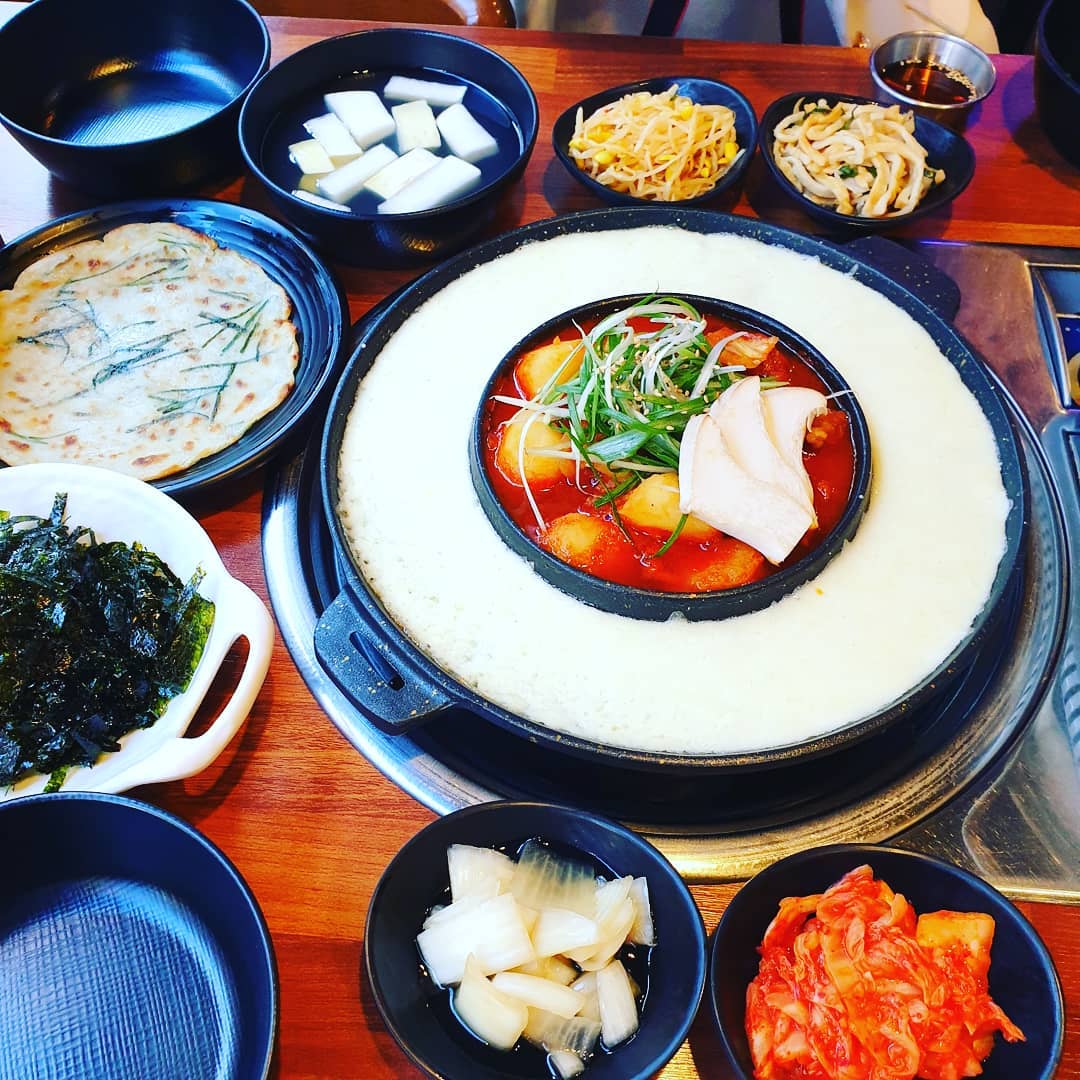 항상 힘들었던 나에게 꽃길만 걷고싶어서 자주가게되는 꽃길식당!（*’∀’人）♥ 혼밥으로 올때도 있고 같이 노는 친구들이랑 올때도 있지만 
언제든 맛있고 배부르게 먹을 수 있어서 너무 좋다~(╹◡╹)v

따뜻한 집밥을 먹고싶다면 꽃길식당 추천해요٩(ˊᗜˋ)و

#꽃길식당 #꽃길식당서면점 #서면꽃길식당 #서면갈비찜 #서면치즈갈비찜 #서면점심맛집 #부전도서관맛집 
#서면맛집 #서면맛집추천 #서면맛집베스트 #서면역맛집 #서면밥집 #서면경찰학원맛집 #부산서면맛집

#서면가성비맛집 #서면한식 #서면점심 #서면밥집추천 #서면닭발 #서면매운갈비찜 #서면돼지찌개
