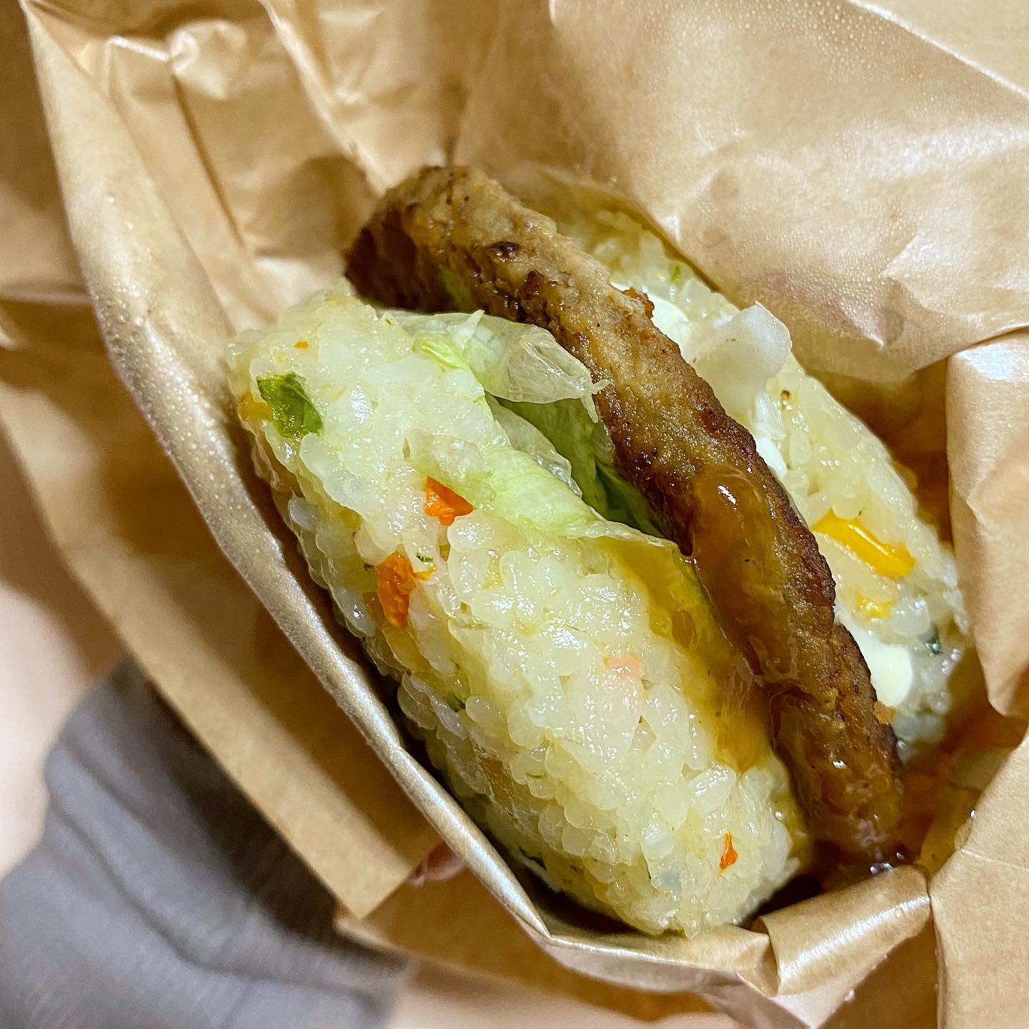 어렸을 때 나무 신박하고 맛있어서 진짜 자주먹던 #라이스버거 
새로 나왔다길래 진짜 먹어야지 먹어야지 하다가 기분전환 겸 나갔다가 롯데리아 보여서 그냥 바로 들어가서 "라이스버거 주세요" 해서 받았는데, 
잉 이거 왤케 작아여?!??!!!!!!!!!
근데 진짜 맛있더라구요.... 다들 너무 창렬하다 하던데, 그래서 시즌만 파는건가 싶었어요! 진짜 추억의 맛이였어요

라이스버거 콤보 5300원
(라이스버거, 치킨너겟 3조각, 치즈스틱 1개, 콜라)

#롯데리아 #라이스버거