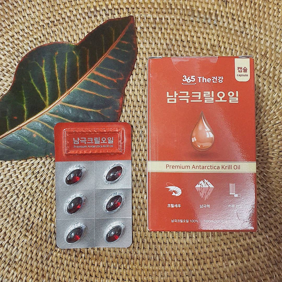 봉여사 on Instagram: “#남극크릴오일  요즘 그리 핫하다는 #크릴오일 저도 먹는! 유서방도 먹는!  #몸에도좋고 #다이어트에도좋대요 . . 홈쇼핑보믄 요즘 엄청 나오던데 그만큼 핫하다는거 아니겠어요? .  크기가 작아 먹기편하고 유통과정 중 발생되는 거품이 빠져  가격도…”