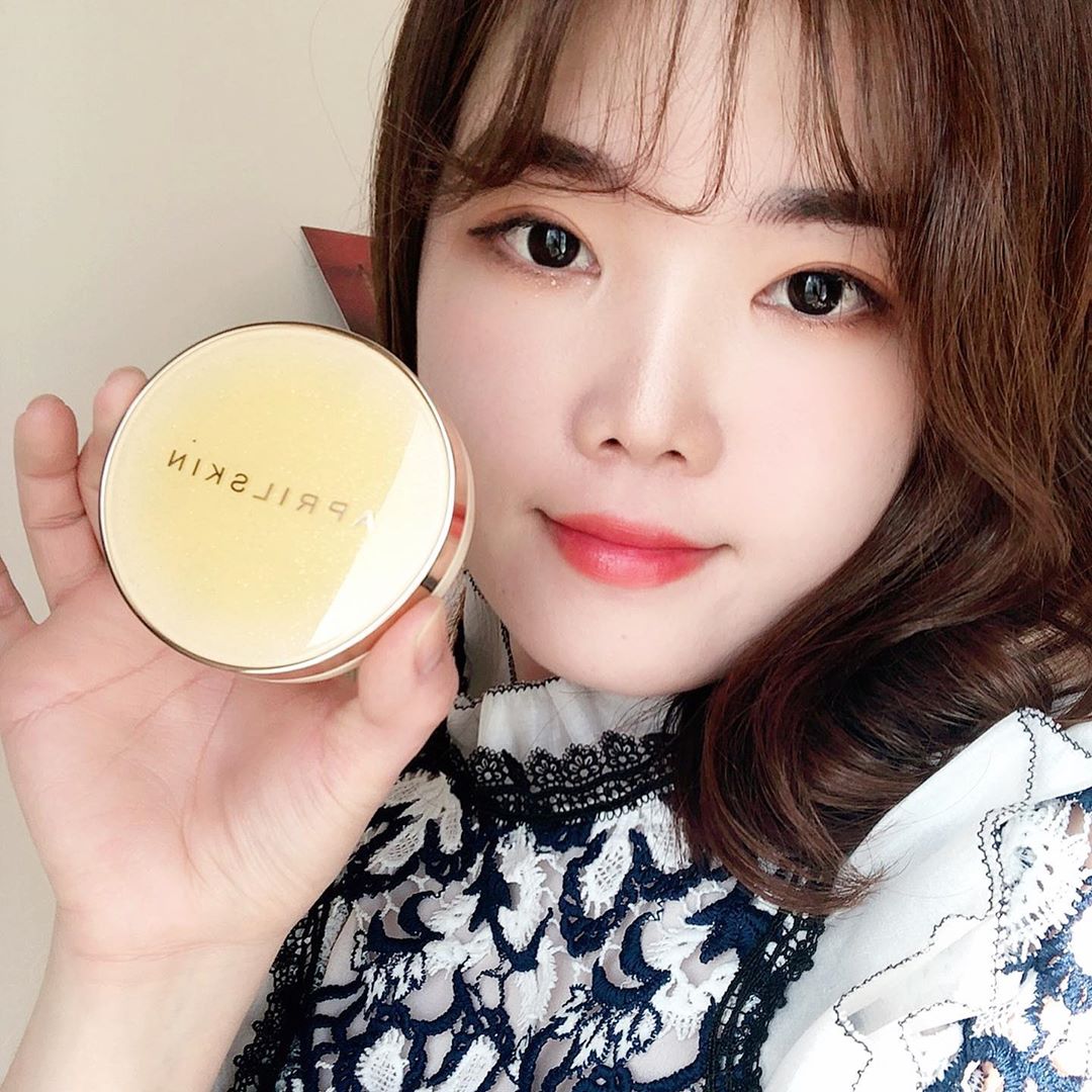 오이댁 on Instagram: “𝔸𝕡𝕣𝕚𝕝 𝕤𝕜𝕚𝕟 - 리얼 카렌듈라 앰플 광 쿠션✨ 쿠션 나오는 퍼프가 꽃모양으로 되어있어요! 중앙의 꽃모양은 하이라이트로 쓰구 가장자리 부분은 일반 피부 표현에 쓰면 속광 차오르는 흰 피부 표현 완성 😊 전 21호 쓰는데 22호,23호 까지…”