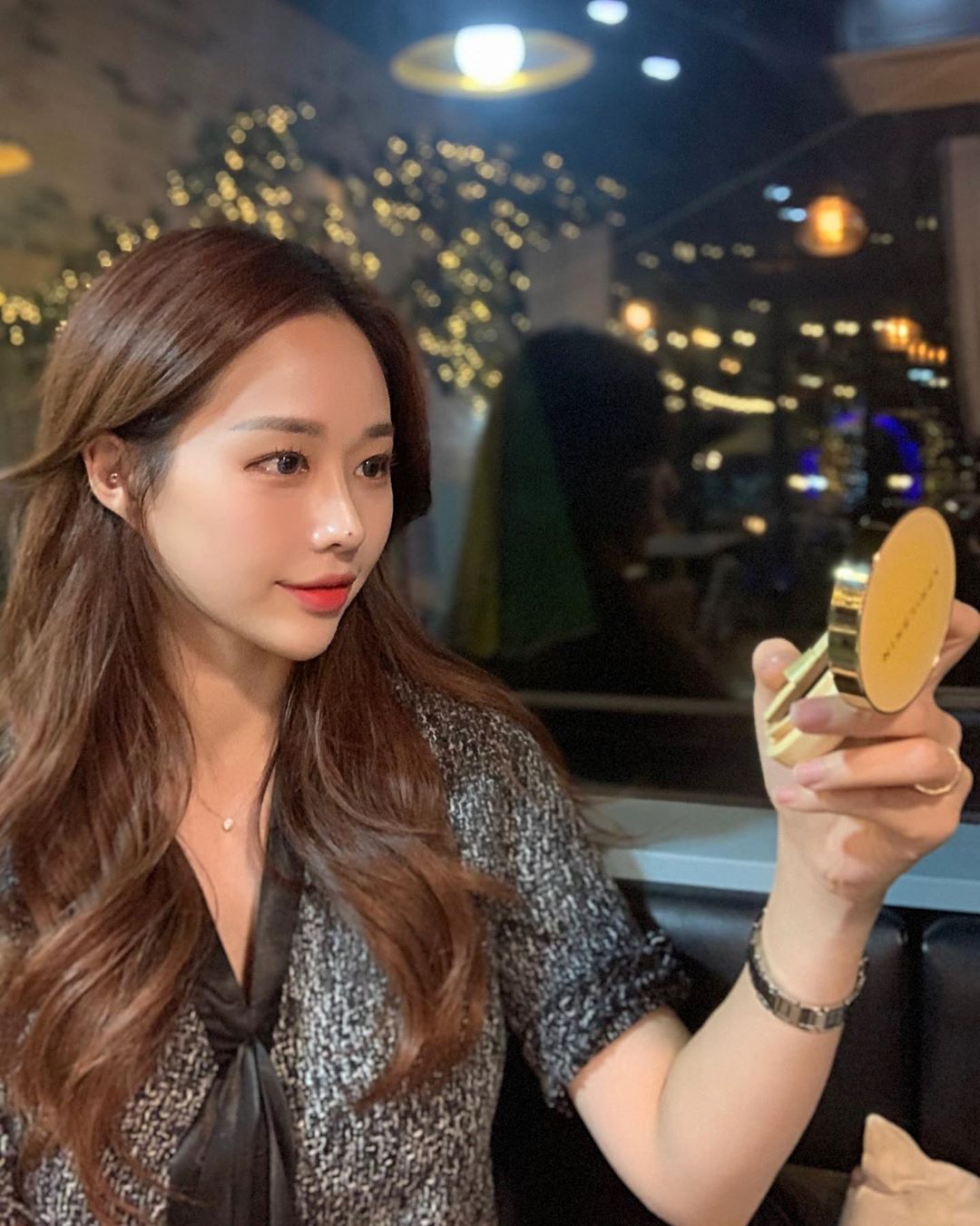 sᴇᴏ ʏᴏᴜɴɢ ෆ on Instagram: “리얼 카렌둘라 앰플 광 쿠션 
진정 수분 미백 모두 담아버린 에이프릴 스킨의 ɴᴇᴡ 쿠션 -💛
쿠션 유목민생활 정착템 (´ ▽｀).。ｏ♡”