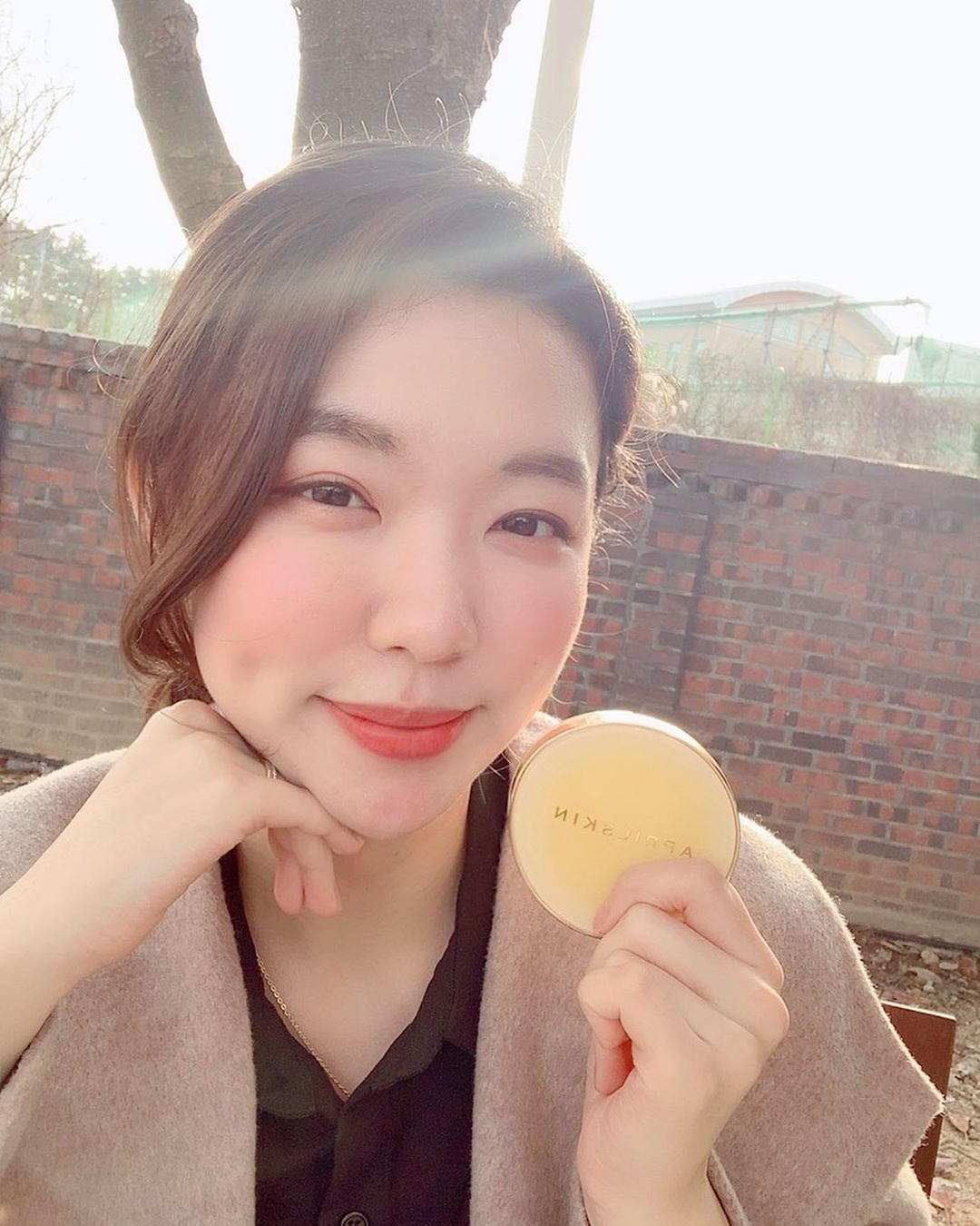 @lcj2252 on Instagram: “⠀ #에이프릴스킨#aprilskin#리얼카렌둘라앰플광쿠션 ⠀ 에이프릴스킨에서 새로나온 꿀광 광채쿠션🥰 ⠀ 중앙의 꽃잎 베이스가 피부를 화사하게 만들어줘요👍 ⠀ 정말 자연스럽고 밝은 꿀광메이크업을 완성시켜주고😆 지속력도 좋은거 같아요😍 ⠀ 아내와…”