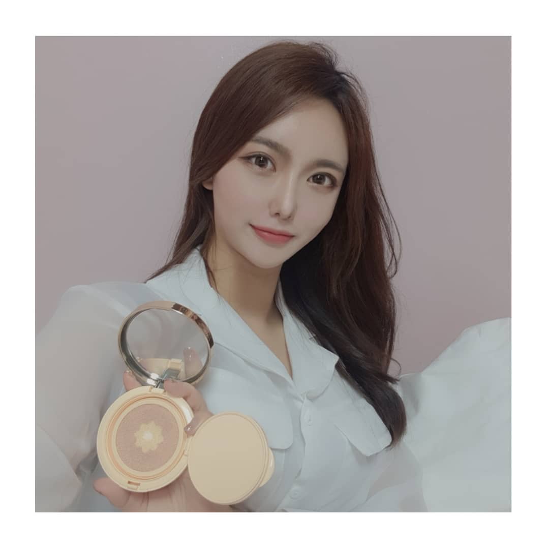 💎말캉.__.💎𝓶𝓪𝓵𝓴𝓪𝓷𝓰 on Instagram: “𝐴𝑝𝑟𝑖𝑙𝑠𝑘𝑖𝑛 𝑐𝑎𝑟𝑒𝑛𝑑𝑢𝑙𝑎🌟 . . 피부가 심한건성이라 기초베이스메이크업때마다 고생인데😭 요번에 새로 겟한 쿠션ㅎㅎ너무 만족해용!(∗❛⌄❛∗)ᕗ . . 카렌둘라앰플광쿠션! 겨울에필요한 ((수분+진정+광)) 다 담은 에이프릴스킨의 카렌둘라…”