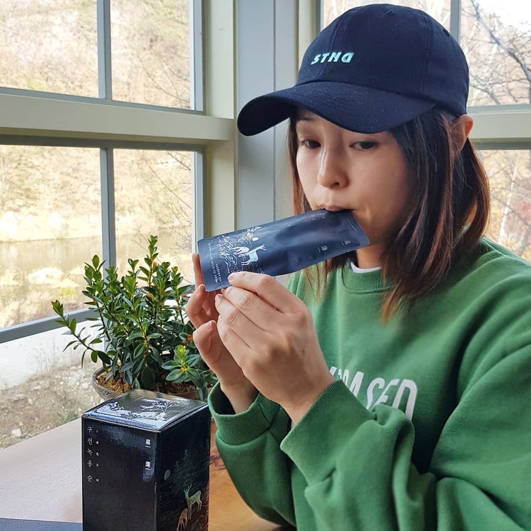 ♡
출산후 벌써5개월 산후풍으로 고생했고 여기저기 시림증상에 관절까지 아푸고~
겨울되니 수족냉증이 더 심해진듯! 약이 아닌 자연의 힘으로 해결하려 구전녹용 섭취중~~ 거부감없이 먹을수 있고 하루한포씩 먹는데 혈액순환도 잘되는거 같고 피곤함도 덜하네요!
산후조리때 한의원에서 한달치 녹용먹고 효과봐서 또 한달치 먹긴 부담됐는데 이렇게 열개 한박스로도 저렴하게 구입할수 있어 넘나 조은거~!
언제 어디서든 간편하게 섭취할수 있어요

오늘도 구전녹용 마시고 힘내서 헬육아~으쌰 으쌰~
요즘 녹용빨로 버틴다는~!
.
.
#수족냉증 #자연의힘 #피로회복 #혈액순환 #구전녹용 #녹용 #산후조리 #건강관리 #관절 #산후풍 #건강스타그램 #건강챙기기 #헬육아
[이 포스팅은 편강한방연구소로부터 제품을 제공받아서 작성하였습니다]
