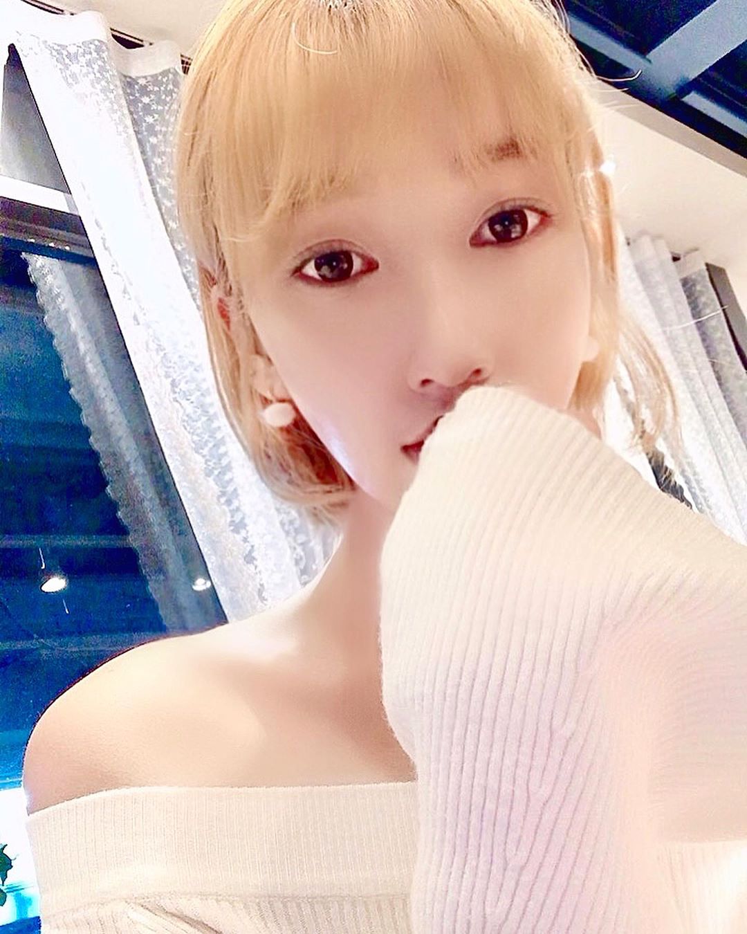 BOMBOM 🌸 on Instagram: “마음에 드는 사진 🌙 ✨ 역시 흰색 골지티엔 뽀송이 귀걸이가 딱 이쁨 ☁️ 귀걸이 색상은 9가지중에서 골라봤어요 🧡 핸드메이드 귀걸이에 제가 제일 마음에 들었던 부분은 은침이라는거!! 길거리에 파는 뽀송이 귀걸이들 저번에도 샀다가 귀 부어가지구 고생…”