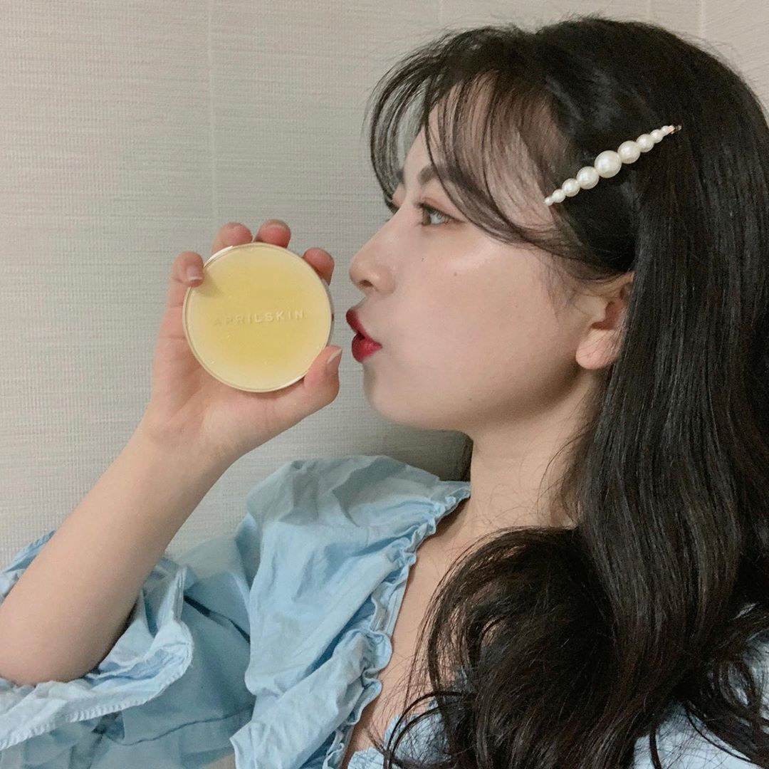 @kkwon._.ye on Instagram: “♥️에이프릴스킨 리얼 카렌둘라 앰플 광 쿠션♥️ ⠀ 건조해지기 쉬운 겨울에 꼭 필요한 쿠션 (๑>◡<๑) ⠀ 🔍카렌둘라 꽃 효능을 담아 진정+수분+미백을 모두 잡은 쿠션 ! 🔍앰플 광 쿠션이라고해서 수분감만 넘칠 줄 알았는데 끈적거림도 없고,…”