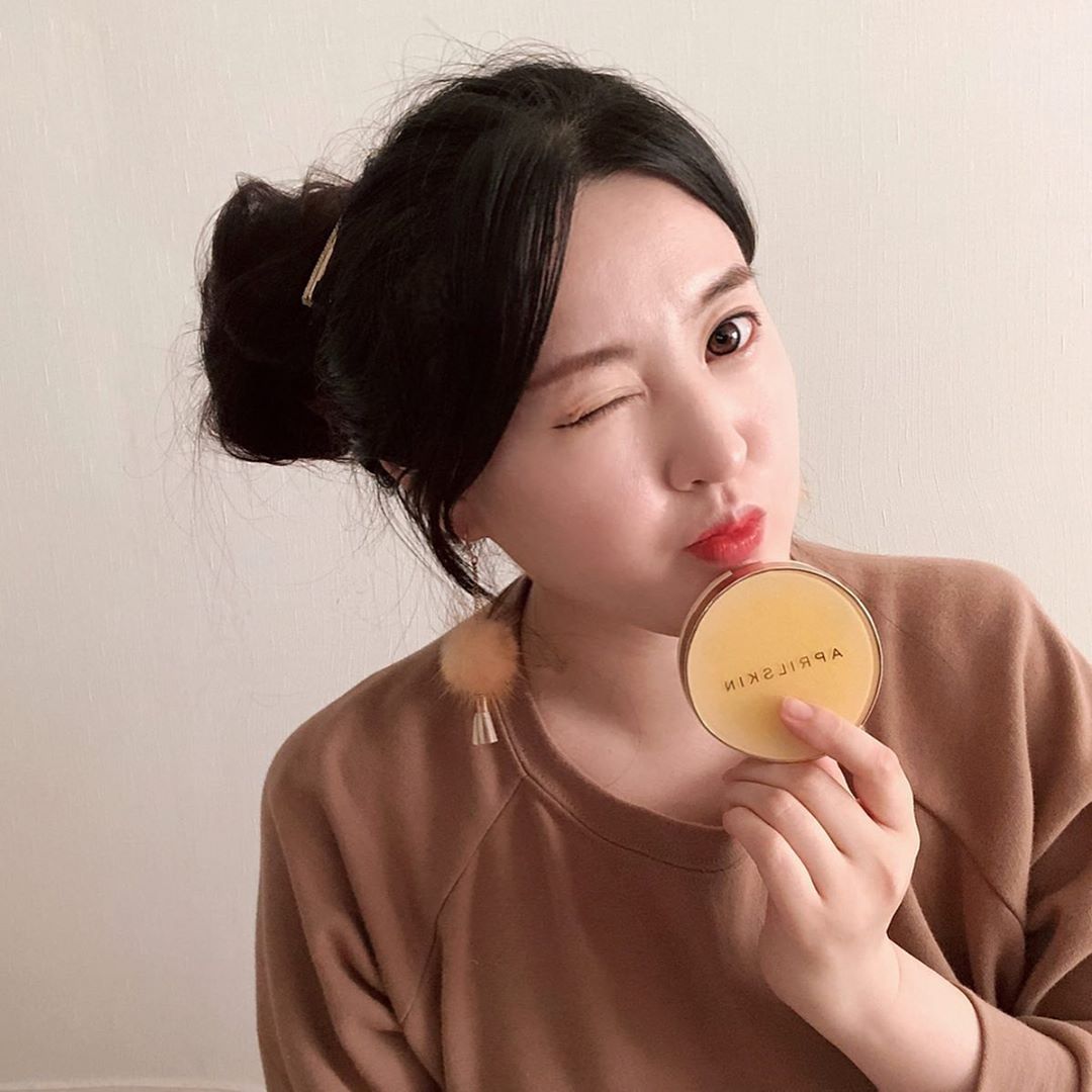 @18.6.22 on Instagram: “⠀ 화사한 피부톤을 위해서 반톤 높게 출시된 카렌둘라 앰플 광 쿠션 ✨ 수분+진정+미백 효과 3중 기능성 쿠션인데 꽃잎 모양은 하이라이터로 쓸 수도 있어서 활용도 만점이구  꽃잎 1 : 베이스 4 비율로 발라주면 리얼 광채 피부완성 😃✨ 케이스도 딱…”