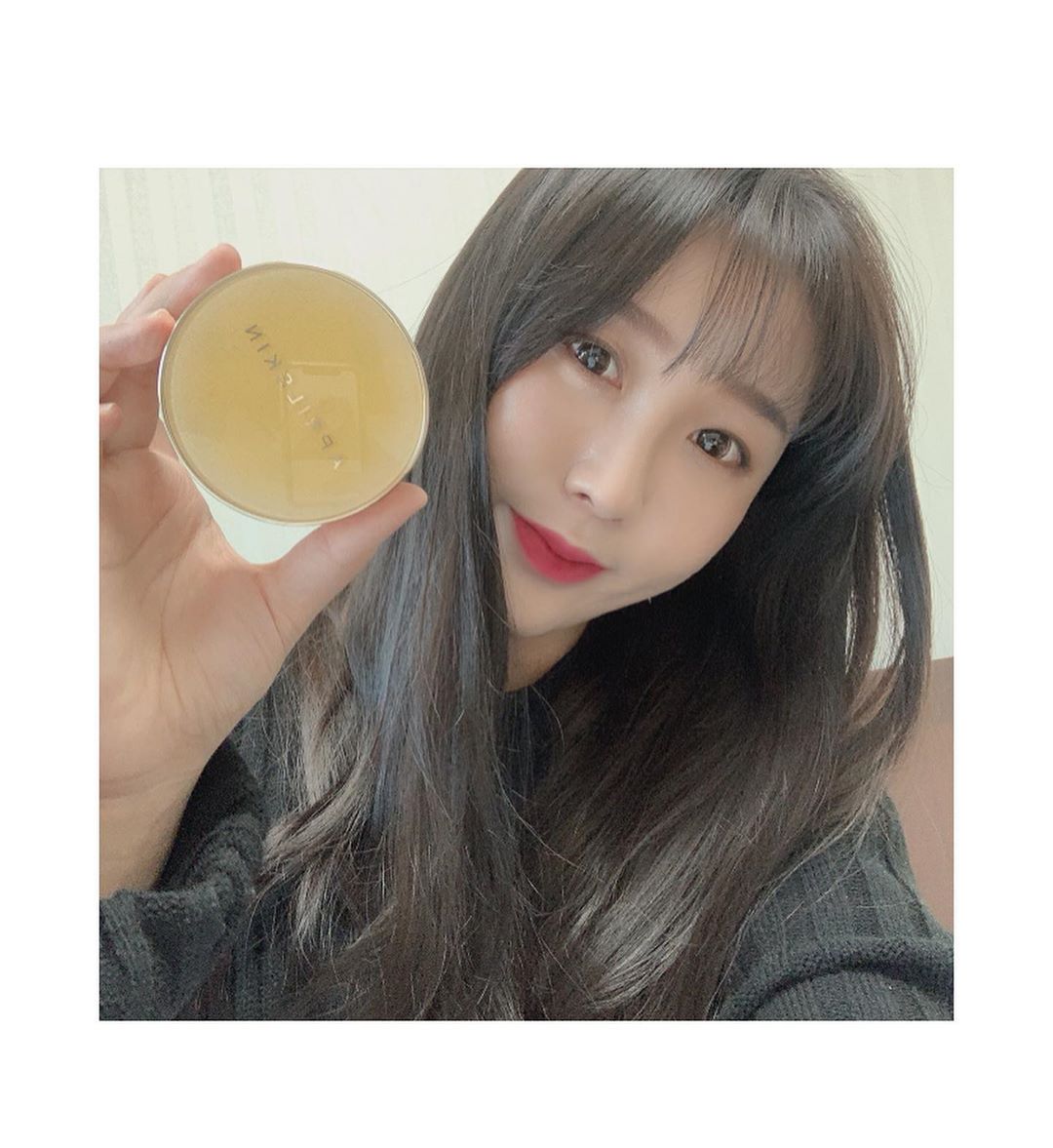 지현🖤 on Instagram: “진정+수분+미백 3중 기능 쿠션 
커버력 지속력 굿굿👍

#에이프릴스킨 #aprilskin #리얼카렌둘라앰플광쿠션 #카렌둘라쿠션 #겨울쿠션 #광채쿠션 #쿠션추천 #추천템 #AD @aprilskin_korea”