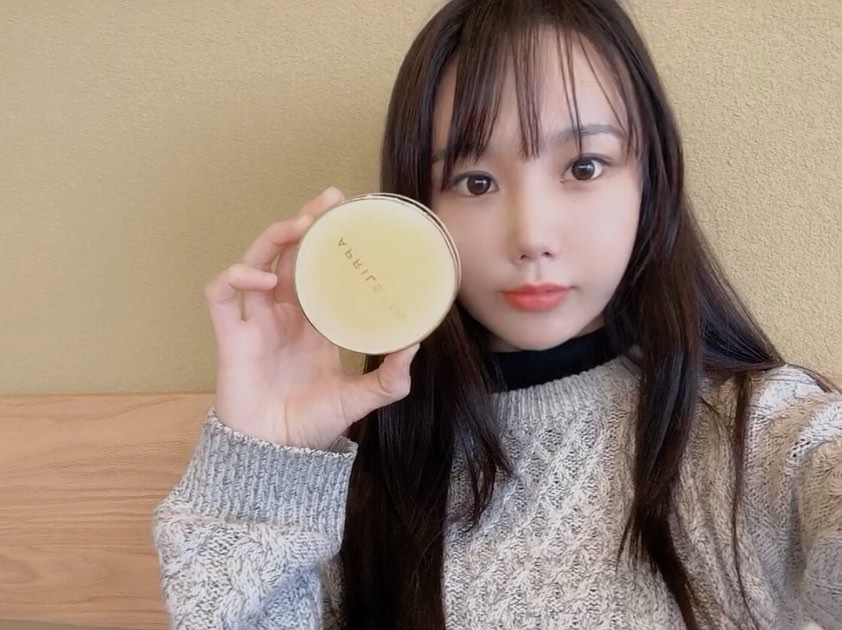 려은😙 on Instagram: “_ 오늘 몇시간을 잔거니😝 후다다닥 미팅~나왔어요 아빠 잔소리때문인지 시간 잘못봐서 한시간 일찍 나왔지롱~~ _ 급하게 메이크업을 해도 요고 아주 화사하고 촉촉하게 발린다.크림인가 할정도로 촉촉하게 발림..호수가 좀 밝은게 왔지만..(제가 생각보다…”