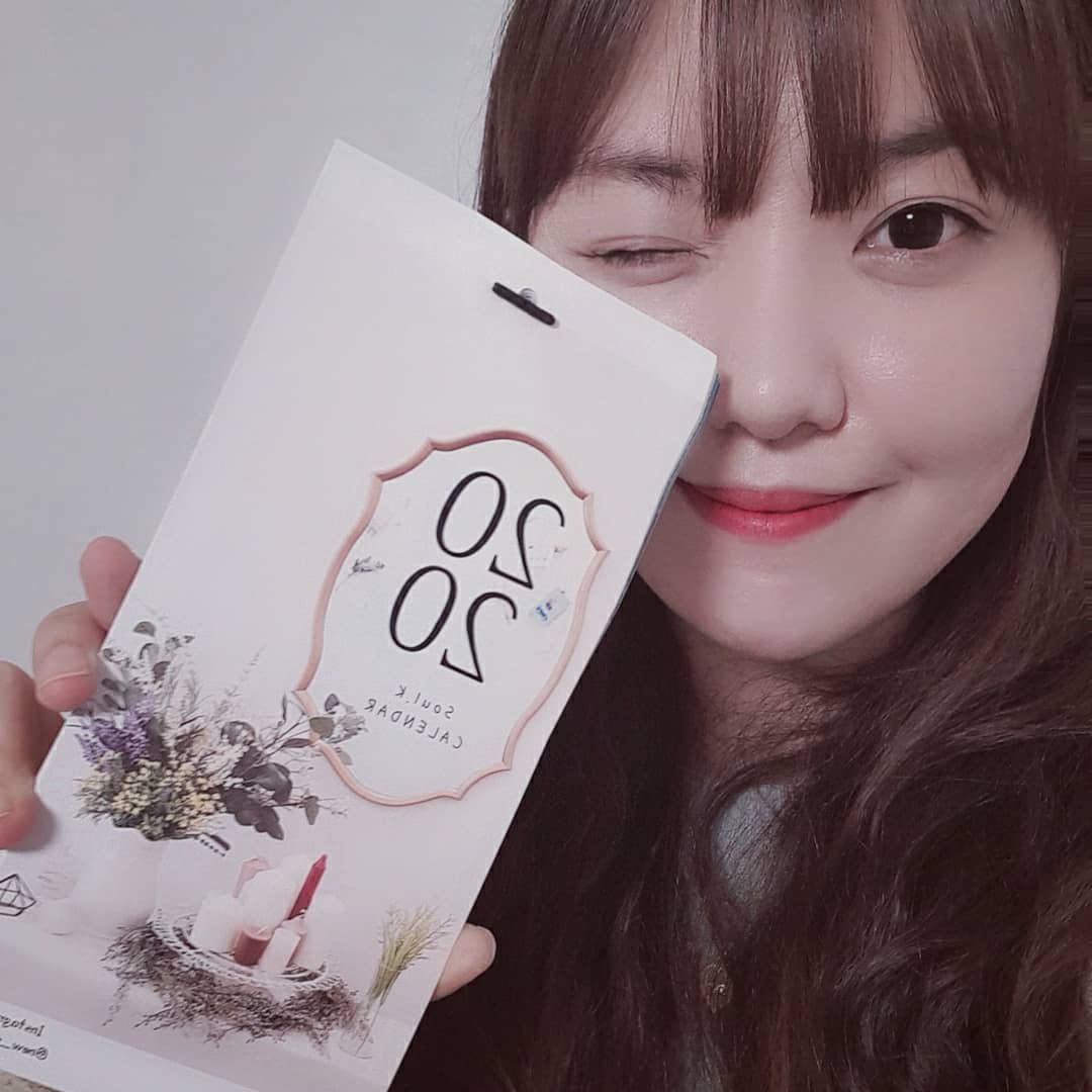 이벤트로 걸었던 자체 제작 달력이 드디어 완성됐습니다👏👏 직접 찍은 사진과 글로 매 달을 장식했어요😊 구멍에 고리를 걸어서 벽에 걸거나 사무실에 걸어놓으면 되는데, 생각보다 예쁘게 뽑혀서 감동😢 사진이랑 글 고른다고 고심, 픽셀 깨질까봐 또 고심🤣 받아보시면 후회하지 않으실 거예요👍 받으면 바로 쓸 수 있게 2019년 12월부터 시작되는 달력😍

아직 이벤트는 끝나지 않았습니다😁 11월 30일 마감이에요! 피드에 이벤트공지를 참조해주세요🌷

#글귀 #글스타그램 #에세이 #공감 #새벽감성 #글귀스타그램 #사랑글귀 #이별글귀 #메모 #감성 #짧은글 #일상 #소통해요 #소통 #데일리 #일상스타그램 #작가 #강소을 #글쟁이 #직딩 #달력 #자체제작 #포스트링 #2020년 #2020년달력