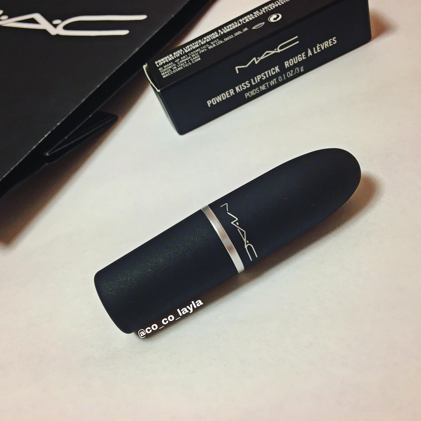 💄MAC POWDER KISS LIPSTICK💄

사실 처음 나왔을 때 사서 사진만 찍고 이제서야 올리는,, 귀차니즘 그 자체로 ㅋㅋㅋ
.
근데 일단 패키지 너무 예쁘지않나요? 기존의 총알 립스틱에서 공기처럼 가벼운 텍스처라고 #에어리매트 피니쉬래요😻
.
분필처럼 뻑뻑한 매트가 아니라 가벼운 파우더리한 질감으로 가볍게 쓱쓱 발리고 이상한 끼임 전혀 없어요🤗
.
진짜 립밤안바르면 하루 매트립스틱 바르면 고생했던 입술 각질도 안녕~ .
보들보들 딱 원하는 정도의 매트립이라 너무 좋아용👍👍
.
예전부터 보들한 연출은 원하는데 뻑뻑해서 항상 해봤자 매트틴트 정도만 사용했는데 정말 나왔을 때 감동이라 바로 구매했어요!
.
사실 당일날은 친구기다리면서 구경이나 해야지~하는 마음으로 들어갔던 매장에서 진짜 텍스쳐에 반해서 바로 구매했던 기억이 나네요 ㅎㅎ
.
위에서도 패키지가 예쁘다고 말했는데 정말 기존의 총알립스틱 디자인에서 매트매트한 느낌이 나게 디자인의 패키지가 텍스쳐만 바뀌고 그대로여서 더 좋더라구요!
.
특유의 맥 립스틱 느낌과 파우더키스가 딱 혼합된 느낌❤️
.
색도 얼마나 예쁘게요~
.
저는 한 색상만 발색했지만 매장에서 모든 색상을 다 가지고 싶었어요ㅠㅠ
.
그리고 믹스해서 바르면 너무 좋은 꿀조합이 넘치니 다음에는 다른 색도 구매해 그라데이션 립 연출해도 너무 좋을 것 같아용🥰