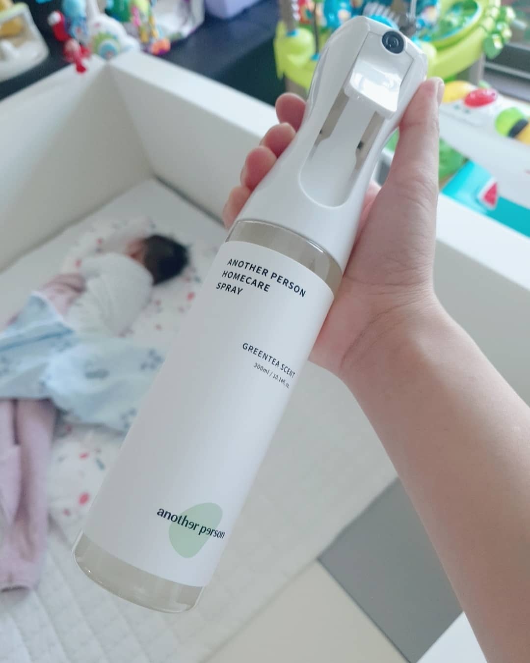 @jenny__0614 on Instagram: “오늘받자마자청소시작:) 집이 숲속에온느낌이다 쓰윽뿌리기만해도 되는 간편한 아이템👏👏 4가지천연오일담아 자극없고향균99.9프로 항 곰팡이 및 방충테스트완료라아기 있는집이라 아무래도 한번더들여다보게된다  엄마가 열심히 청소해쥴께😘…”