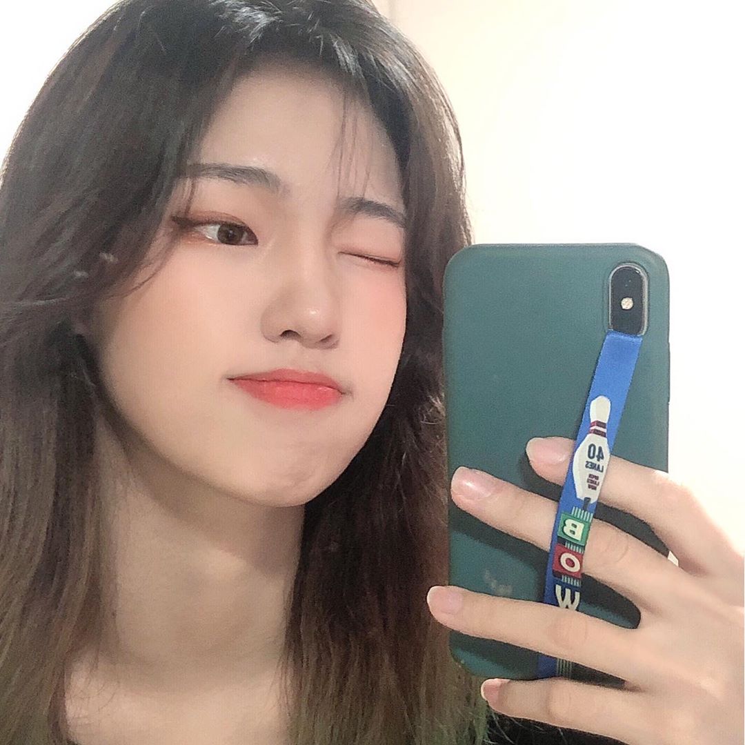이재림🦋21 on Instagram: “편리한데 디자인도 예쁜 하이루프💕
어떤 케이스에도 찰떡이라 매일 기분에따라 다르게 착용중~
#하이루프 #highloop #하이루프폰스트랩 #폰스트랩 #핑거스트랩 #핸드폰손잡이 #안한사람잘못 #핸드폰박살 #강호동손잡이 #원조폰스트랩”