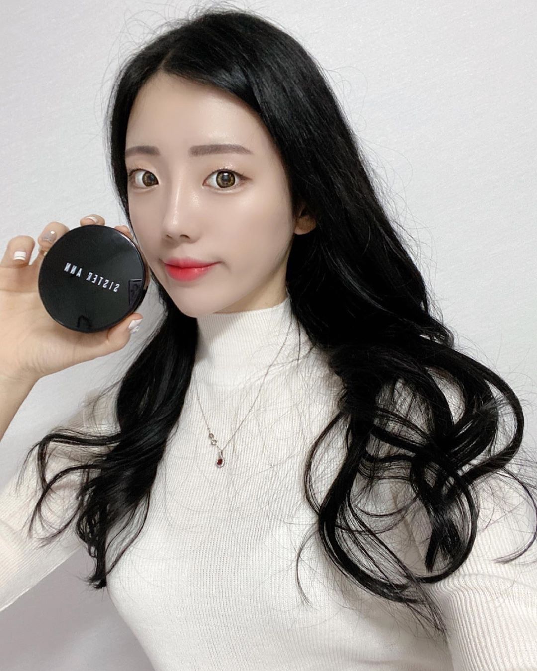 지노🧏🏻 on Instagram: “요새 내 최애 씨스터앤 스마트 핏 커버 쿠션💘 • 얇고 가볍게 발리면서 높은 밀착력과 커버력으로 매끈한 피부결 완성! !촉촉하게 밀착되어 번들거림이나 끈적임없이 내피부처럼 은은하고 빛나는 물광피부🧤 • • #씨스터앤 #씨스터앤쿠션…”