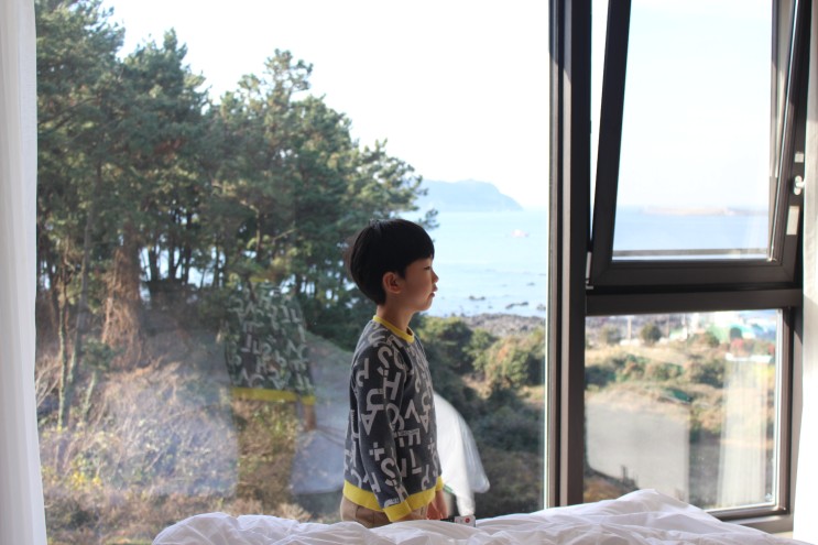 침대에서 맞이하는 서귀포 오션뷰 호텔 서귀피안 , 제주도감성숙소