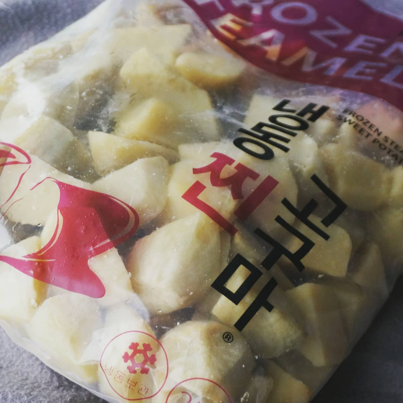 스팀 냉동 고구마.

겨울하면 떠오르는 TOP 3 음식 중 하나인 고구마.

맛있지만 찌고 껍질 벗기는 과정은 상당한 노동.

스팀으로 쪄서 한 입 크기로 나온 스팀 고구마.

2kg에 가격도 착하고 맛도 기대이상이라 다이어트 식단으로도 깔끔.

그냥 먹어도 맛있지만 고구마그라탕이나 고구마맛탕으로 만들어도 좋음.

가격이랑 용량을 보면 가성비는 나쁘지 않다.

#냉동고구마#냉동스팀고구마#스팀고구마#다이어트고구마#한입고구마#간편고구마