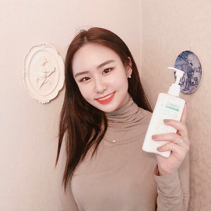 EUI KYOUNG PARK 🇰🇷 on Instagram: “🍶soonnoc 클렌징 밀크 🍶 . 마지막 동영상은 보지마요 보지말라고하면 보고싶지 메 롱 ㅋ 소리키구봥 😛 . . 아이라인 쉐도우 마스카라에 아이브로우 음영메이크업까지 다 한 상태였는데 클렌징 밀크 하나 쓰니까 마스카라 빼곤 다 지워짐 !! .…”
