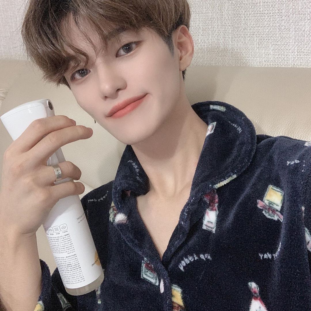 혀니의 일상 on Instagram: “3번 째로 소개시켜드릴 제품은?! 어나더펄슨 홈케어 스프레이 미니멀 센트 오늘 이 제품을 써 보니 과하게 냄새도 안나고 은은하게 냄새가 나서 좋은 거 같습니다! #인스타그램 #instagram #instagood #instadaily #팔로워 #피드…”