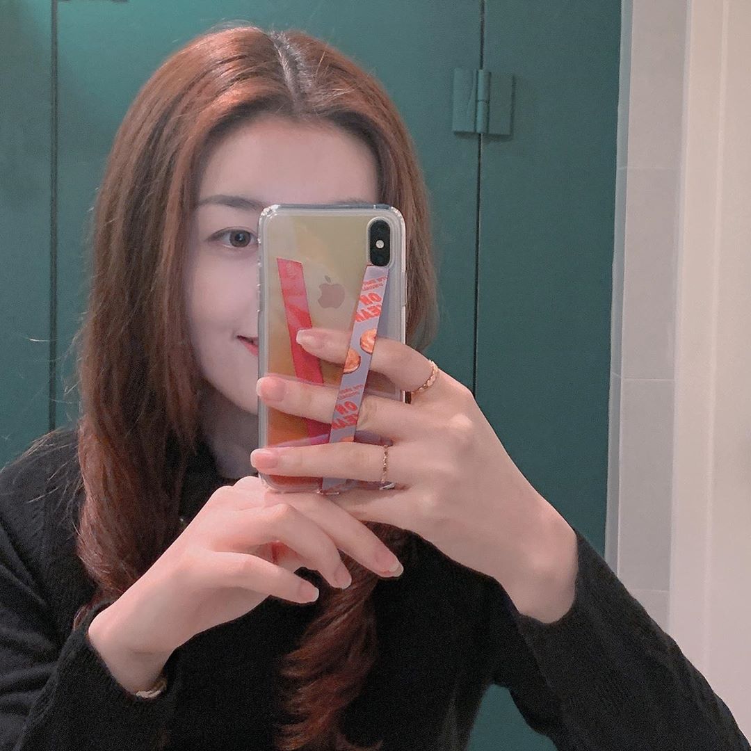 예지 on Instagram: “📱하이루프 폰스트랩📱 ✔️사진 속 핸드폰 케이스 : 블루레이 케이스(피치) ✔️ 폰 스트랩: 오예도넛 . 직접적으로 핸드폰 케이스에 붙이는 제품은 처음인데, 생각보다 너무 편해서 좋다😊 디자인도 다양해서 핸드폰 케이스에 어울릴만한 걸로 골라서 붙일…”