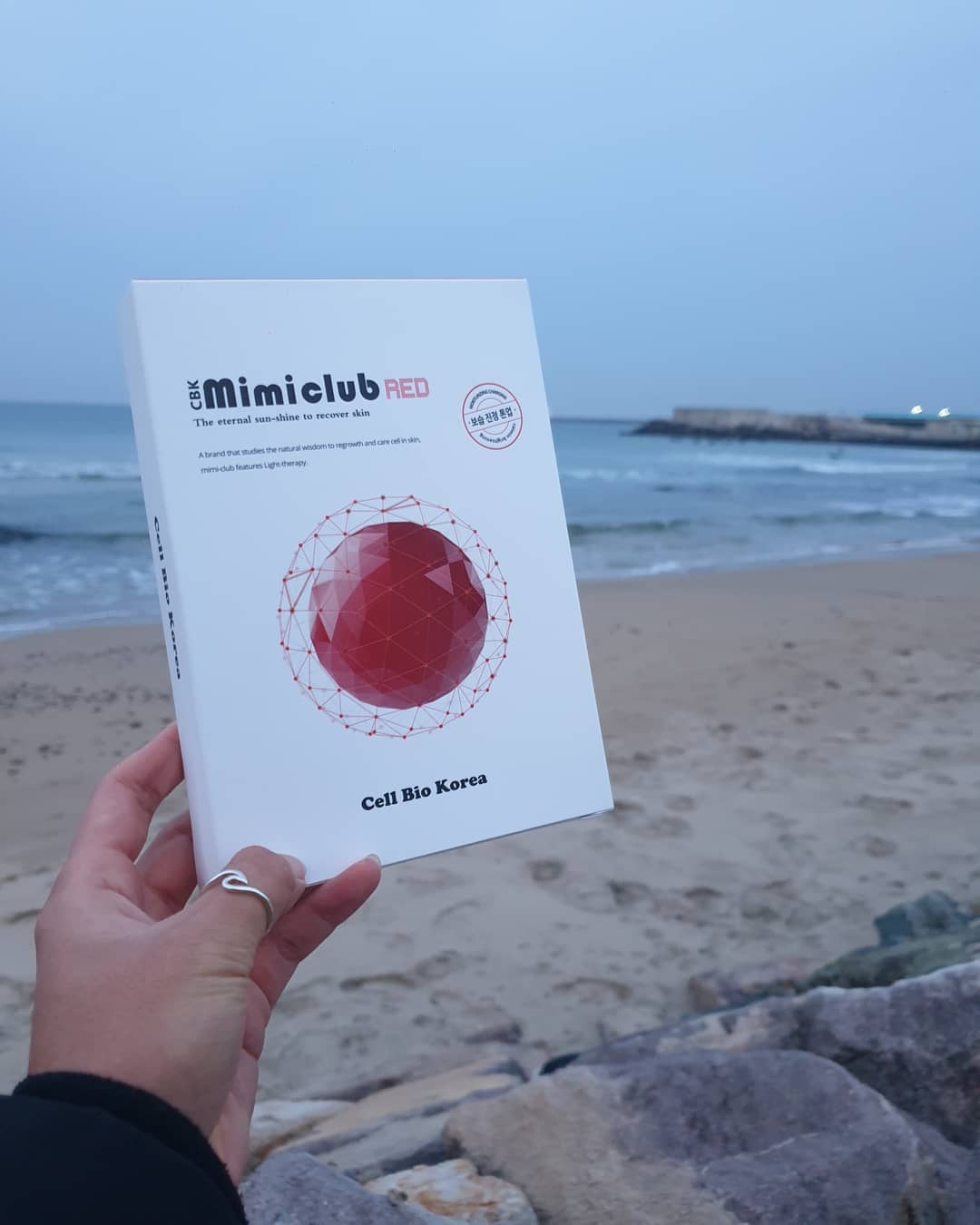 Jews on Instagram: “세계최초❣ LED마스크와 마스크팩을 결합시킨 미미클럽 발광마스크팩❣ 짱짱한 보습력과 진정효과  그리고 고가의 LED마스크팩 처럼  빛을 흡수해서 발광하는 기술로 톤업까지 #서핑 후 지친 피부를  어르고 달래주는 최애템이 되버렸따...💙 #서핑트립…”