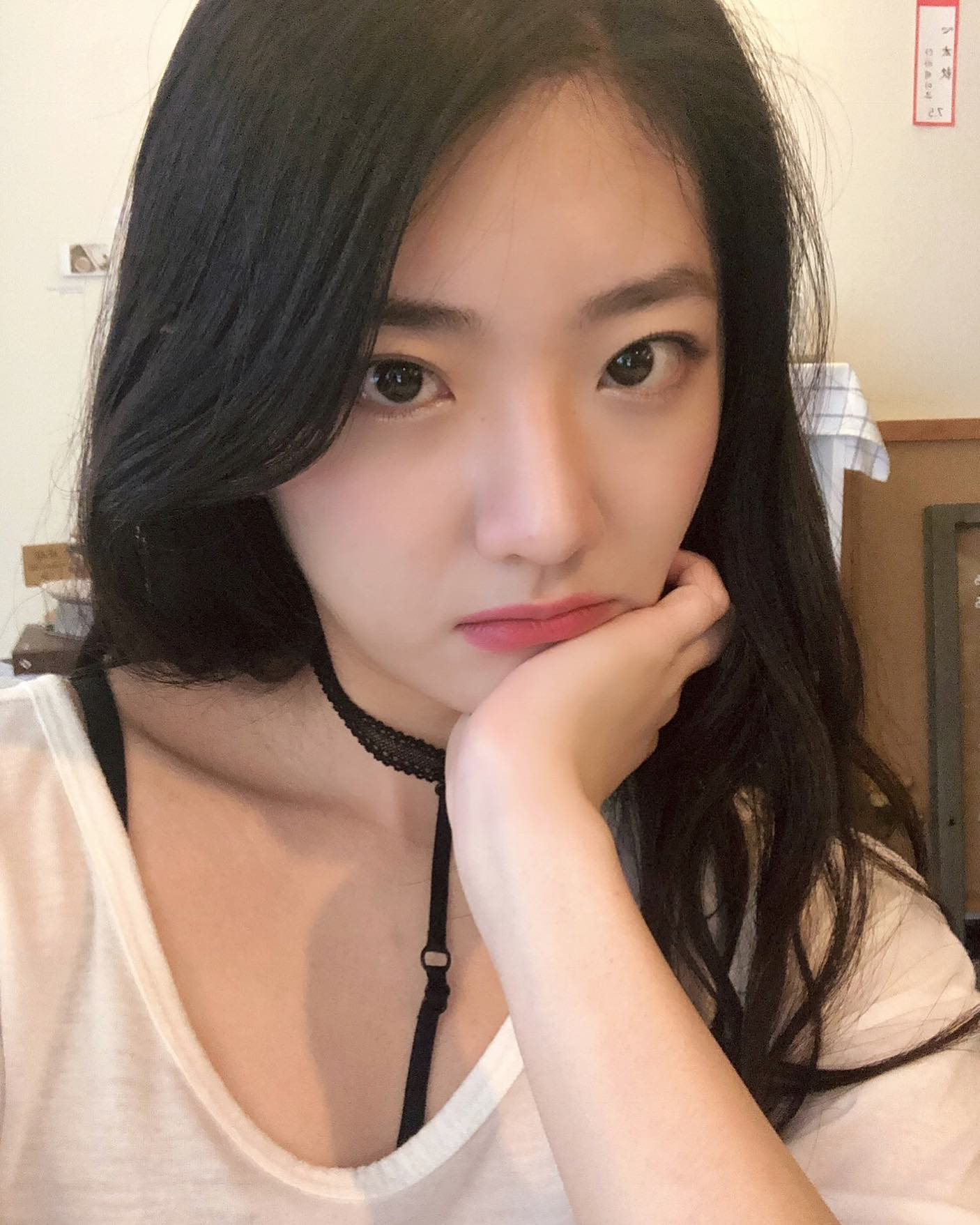 Don’t fuck this year
⠀
-
자만하지말고, 열심히 노력하고,
나에게 있어 힘이되는 사람들에게 잘하고,
자존감이낮고 자격지심으로
나를 갉아먹는 존재들은 정리,
스쳐지나갈 일들과 감정에
일희일비 하지말고
내실을 더 튼튼하게 다질 것.
그리고 내가 원하는 삶을 살 것.
어른이 되어가는 과정