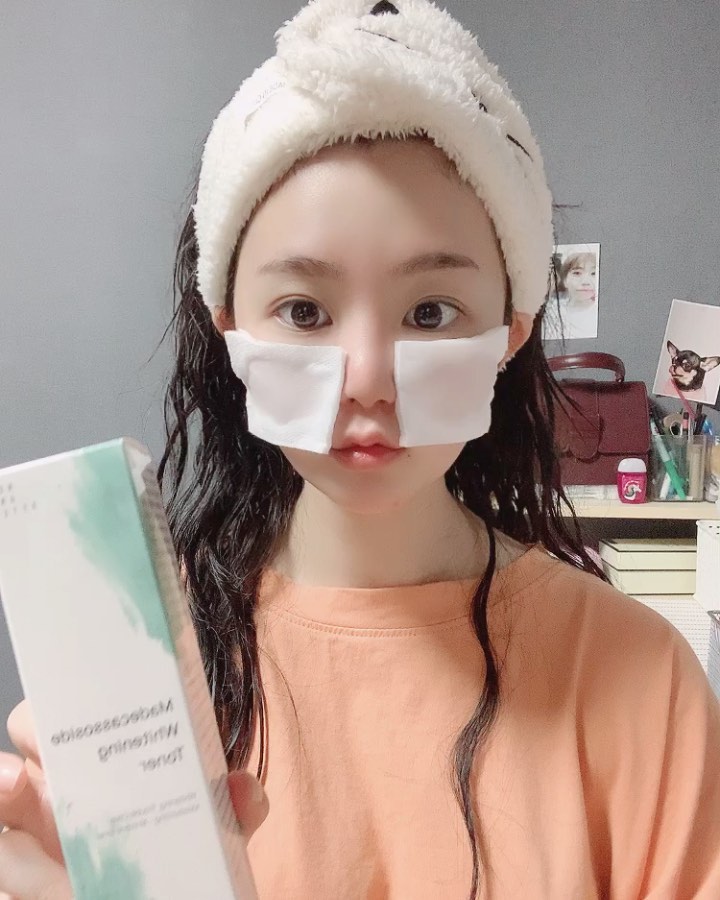 🌷전아리🌷 on Instagram: “몸뚱아리는 이미 포기했지만 ㅋㅋㅋㅋ 화장품다이어트!!! #화장품다이어트 를 위한 #올인원토너 #마데카소사이드화이트닝토너 #마데카소사이드 #나우앤애프터 #미백 #화이트닝 #약산성토너 #미백토너 #미백스킨 #나이아신아마이드
#리뷰쉐어 #ad #미안쌩얼”