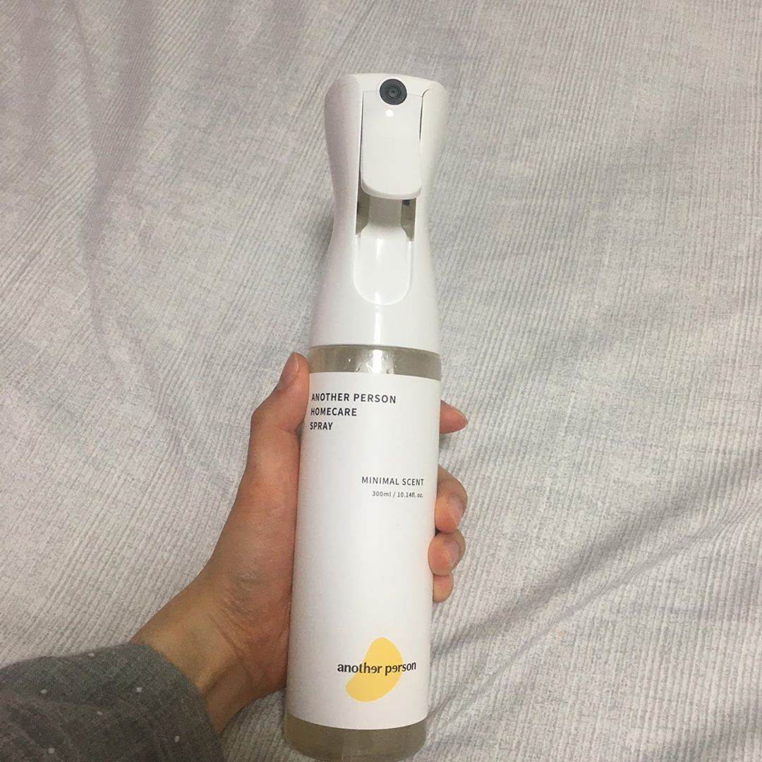 ʀᴏᴍɪ on Instagram: “요즘처럼 추운날씨 창문도 못 열어두고 환기를 잘 못하잖아요  공기도 갑갑하고 냄새나고 자주빨지도 못하는 커튼도 찝찝... 우연히 접하게 된 어나더펄슨 탈취제!  스프레이 분사만으로 대장균,황색포도상구균,아크네균 감소 미세먼지 제거, 곰팡이제거 탈취에…”