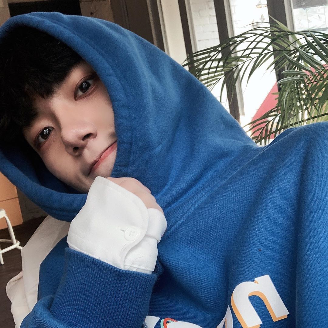 김동환 on Instagram: “ㅁㅋ하우스‼️
.
2020년 경자년을 맞아 미키마우스 팝업스토어 오픈!0! 홍대,롯데몰 수지점, 롯데몰 잠실점에 입점 되어 있는점⭐️
#홍대ㅁㅋ하우스 #미키마우스 #스모어마켓
.
#해피미키이어 자세한 소식은 @disneykorea 에서 확인하세요🥰”