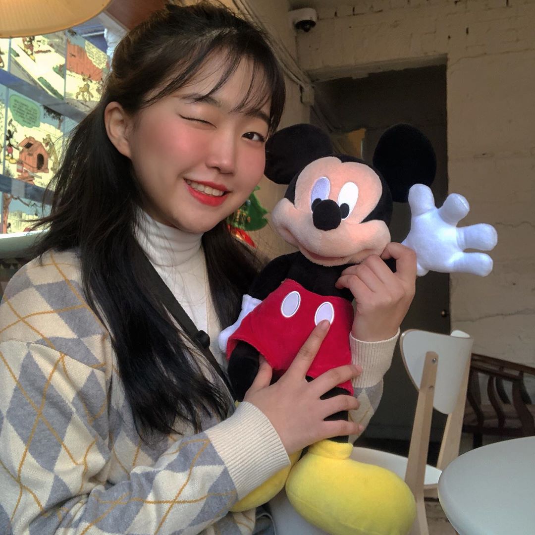 이  다경 on Instagram: “⠀ 나 왜 미키마우스 협박하눈 고 같지 （≧▼≦；) . . 2020년 쥐띠의 해, 경자년을 맞아 홍대에 미키마우스 팝업스토어가 생겼어요 ! ⠀ #홍대ㅁㅋ하우스 에서만 만날 수 있는 엽서와 포스터 업어왔구 , 내가 얻은 건 텅장이야,,,🙄 ⠀…”