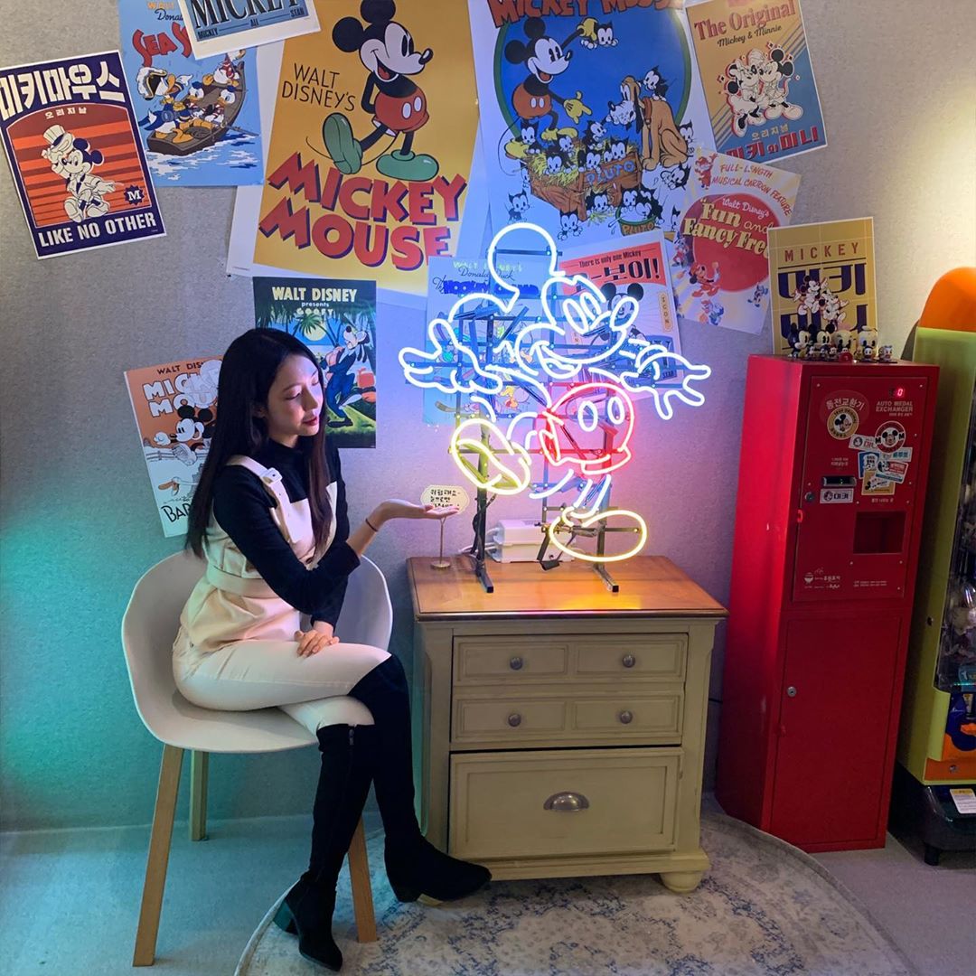 Serendipity on Instagram: “추억팔이감성 충만한 #홍대ㅁㅋ하우스 
헬로미키🐭💝
#해피미키이어 #미키마우스”