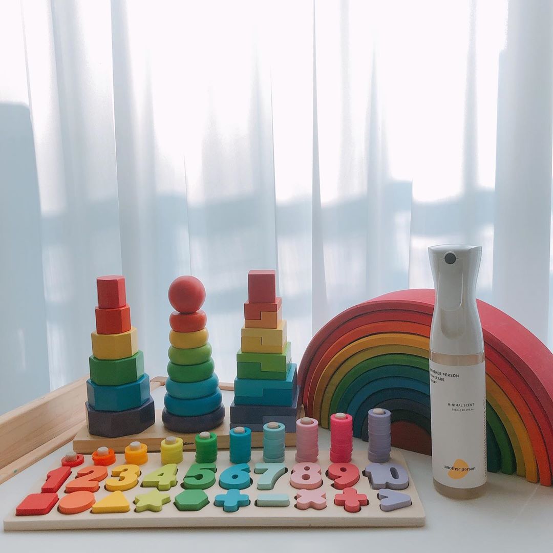 * on Instagram: “⠀⠀⠀⠀⠀⠀⠀⠀⠀⠀⠀ ⠀⠀⠀⠀⠀⠀⠀⠀⠀⠀⠀ 화학성분이 들어있지 않아 안전하게 사용할수 있는 #어나더펄슨 아기장난감, 이불, 카시트는 물론 빨수 없는 패브릭 제품의 향균효과와 화장실 주방에 탈취효과까지 👌🏻 향까지 좋아 기분이 좋아지는 항균 스프레이…”