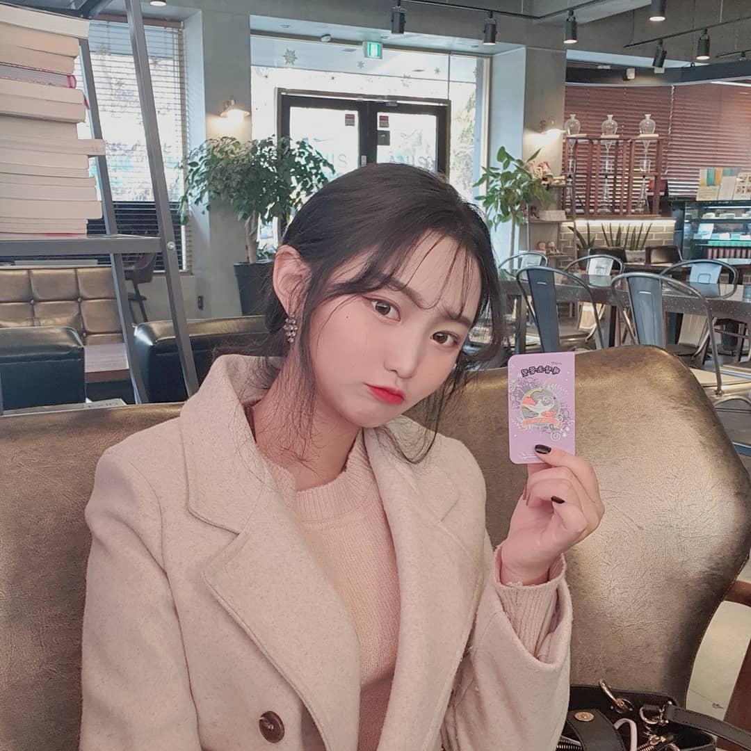 김성주 (22) on Instagram: “🍫내 인생의 해답초콜릿🍫 ㅡ 초콜릿 좋아하는 사람으로서 해답초콜릿은 진짜  재밌고 맛있게 먹을 수 있는 초콜릿이에요🍫  제일 뒤에 제 고민에 해답 있으니까 한 번 가서 보세욤!-! 요즘 다이어트 하느라 받자마자 못 찍었는데 영상 찍으려고 보니까…”