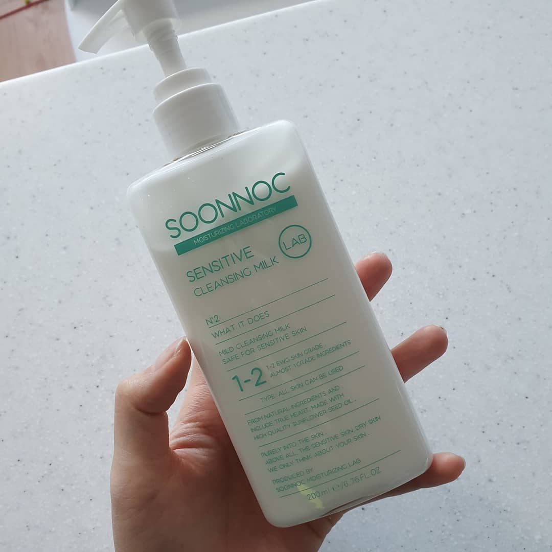 아영님 다여트👰🏻 on Instagram: “클렌징 밀크 처음써보는데 각질제거도 너뮤 잘되는것같고 일단 부드러워져서 너무 좋다...!! 미끌거리지않고 세안루에도 당기지 않음! . . #센시티브클렌징밀크 #soonnoc #순녹 #클렌징밀크 #피지제거 #메이크업세정 #순함 #매끈해진피부…”