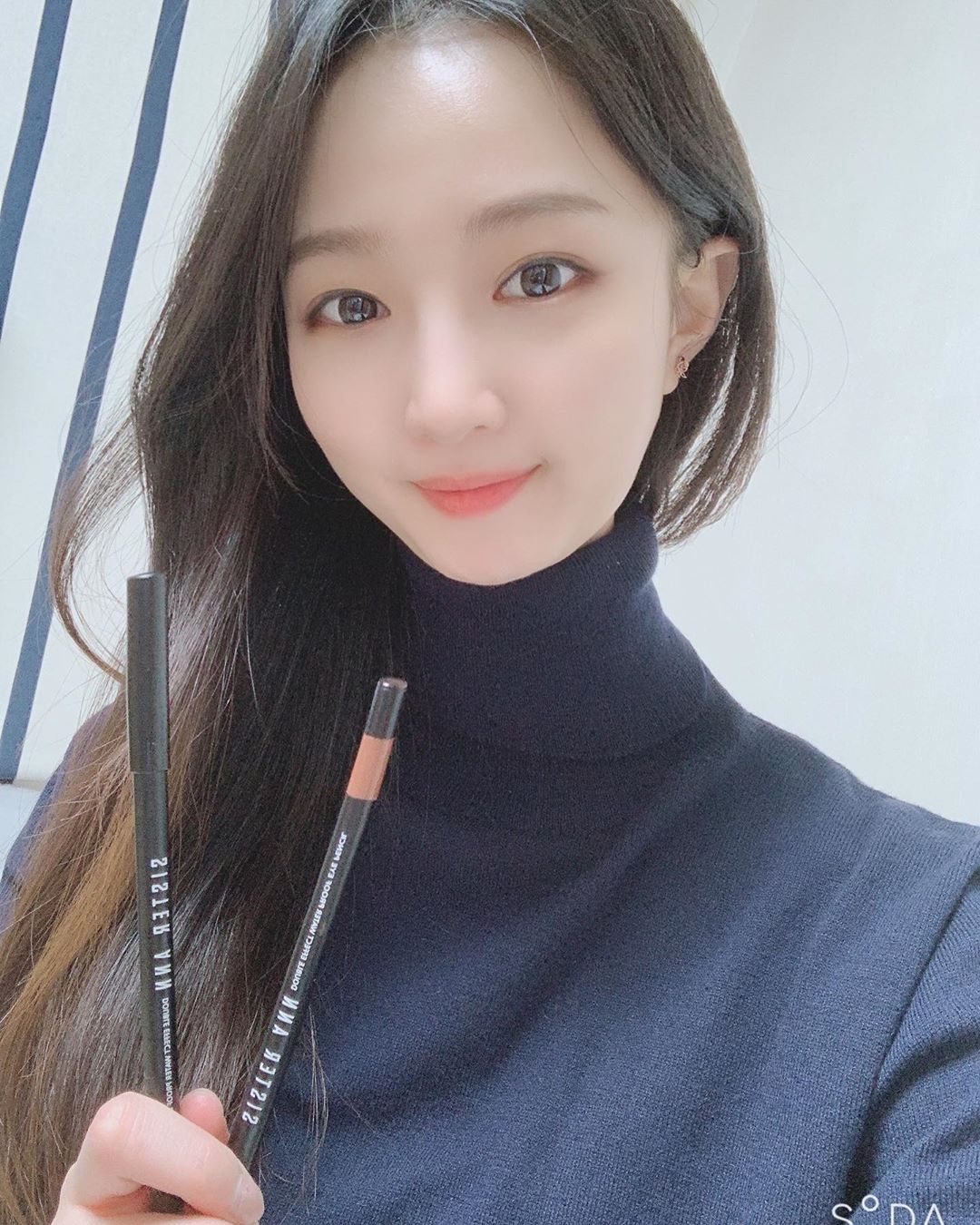 𝓁𝓊𝓋_𝒻𝓊𝓁 💘 on Instagram: “지속력장인 씨스터 앤 아이펜슬 ❤️부드러운 발림성으로 예민한 눈가에도 안심 ❤️강력한 워터프루프 ❤️오토타입의 내장 샤프너 ❤️ 저는 매트브라운(무펄브라운) 눈꼬리를 길게 빼주고 초코브라운 (소프트붉은기가 은은한 깊이감을 주는 레드 브라운) 눈밑까지…”
