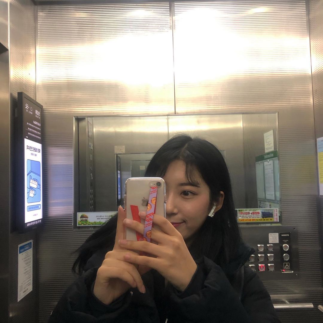 🇰🇷 려나 on Instagram: “하이루프 끼니까 거울셀카를 많이 찍는다

#하이루프 #highloop #하이루프폰스트랩 #폰스트랩 #핑거스트랩 #핸드폰손잡이 #안한사람잘못 #핸드폰박살 #강호동손잡이 #원조폰스트랩”