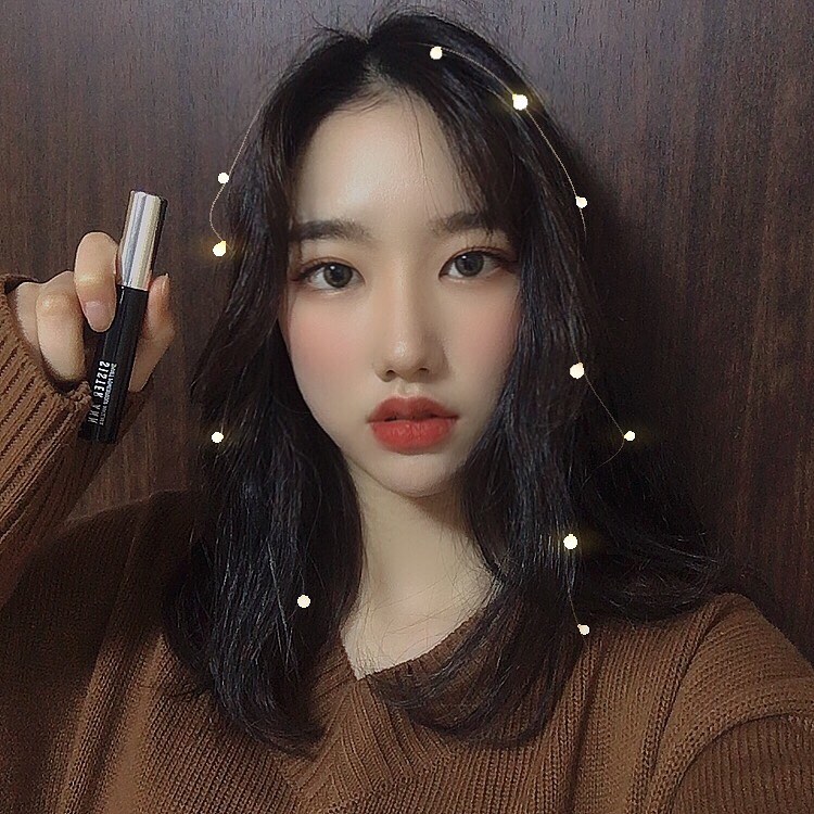 양지선 on Instagram: “✨씨스터앤 스마트 파워프루프 마스카라✨ 🖤마스카라 솔이 얇은 편이라 바르기 편하고 특히 언더 바를때 안 묻어서 좋음 🖤파워프루프라 그런지 번지지 않고 오래 감 🖤지속력이 강해서 저녁까지 컬이 살아있음 🖤뷰러 후 마스카라를 하면 컬 유지력이 더 좋음…”