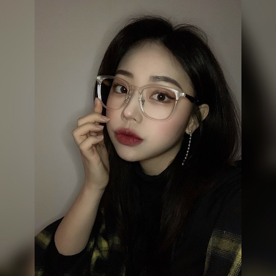 힂니 on Instagram: “너무 예뻐서 라식하고 나서도 쓰고 다닐래💕 함께 오는 쿠폰으로 제휴안경원에서 훨씬 저렴한 가격으로 알 맞출 수 있구 착용감도 편해서 좋다좋아요🤭🤭 그래서 말인데 hoxy 나랑 이거 커플템으로 쓰고 다닐 사람 없쪄?ㅎ  #안경 #안경쇼핑몰 #남자안경…”