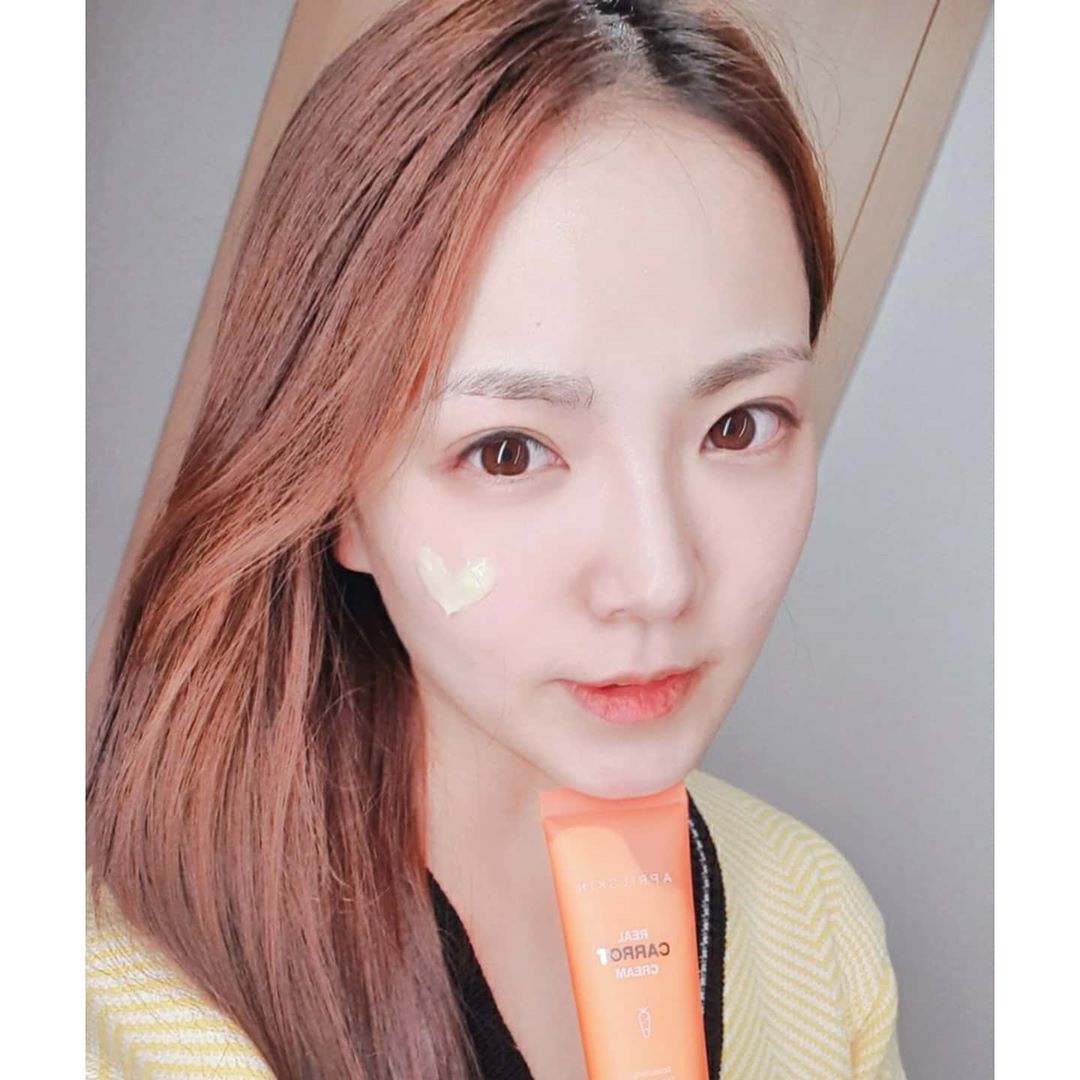 하윤이 엄마 on Instagram: “#쌩얼주의 👀 뷰덕이라 단지 광을 보여주고팠을뿐인데에... 쌩얼에 사라진 눈썹ㅋㅋㅋㅋㅋㅋ🤦🏻‍♀️ . 20대 초반엔 조금이라도 기름진게 싫어서 노세범 두드리고 다녔는데, 출산하고 나이먹어 그런가 개기름도 없ㅇ...🤣 . 나는 극건조라, 기초는 두번씩…”