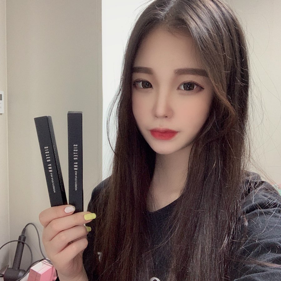 이지원 on Instagram: “🐾 씨스터앤 슬림 오토 아이브로우🐾 • • 신제품으로 출시된 지속력 짱짱인 아이브로우로 1.8mm의 슬림한 심으로 섬세하고 수정하기도 좋으면서 깔끔한 눈썹 표현 • 부드러운 사용감으로 여러번 덧발라도 뭉침이 없으며 굳이 수정안해도 오랜시간 유지되는…”