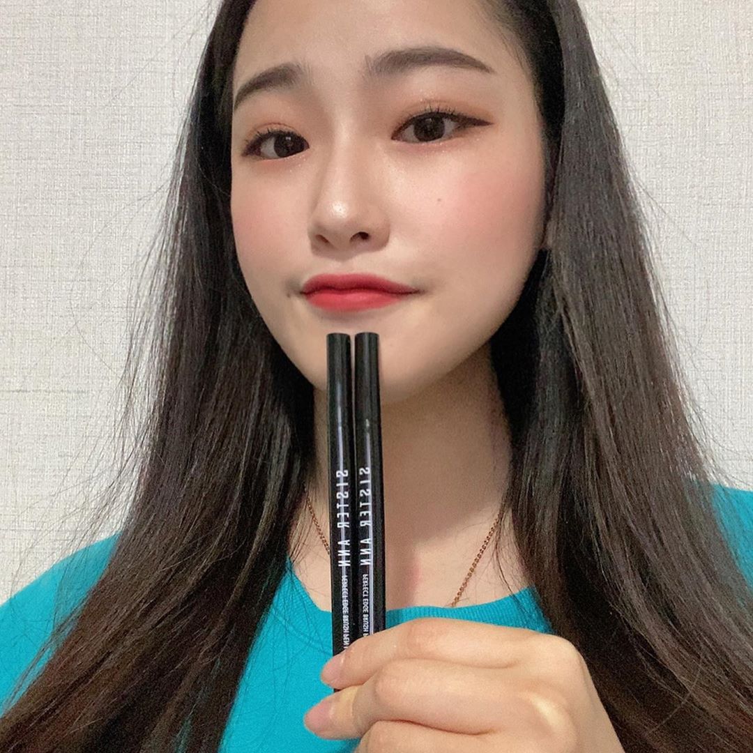 나는 연짱🕶❤ on Instagram: “요즘 쓰는 아이라이너📌 . 눈이 뻑뻑해서 인공눈물을 하루에도 수십번 넣는데 전혀 안번지는 아이라이너! 지속력이 짱짱한데 부드러워서 나같은 똥손도 그리기 쉽다🧡 미온수에도 잘지워져서 클렌징도 쉬워용! .  #씨스터앤 #씨스터앤아이라이너…”