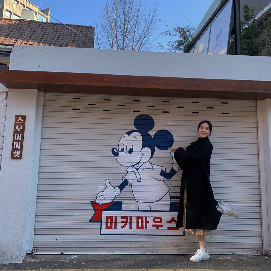 이신애 on Instagram: “미키마우스랑 레트로 갬성 가득♥️✨
.
.
.
.
.
.
. #경자년 을 맞아 #미키마우스 가 전하는 새해인사 #해피미키이어 자세한 소식은 👉🏻 @disneykorea 👈🏻에 계속 공개 됩니다❣️”