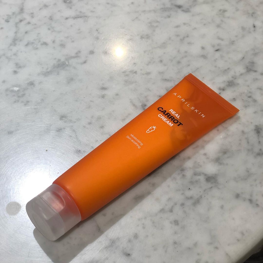 초아 on Instagram: “[에이프릴스킨 리얼 캐롯 블레미쉬 클리어 크림] 🥕자기전에 듬뿍바르고자면 다음날 화장이 너무잘먹어서 놀랐어요🤭 역시 겨울엔 촉촉한게 최고인듯🥕💛 ⠀ - 리얼 당근 유래 3종 함유로 피부 진정 & 수분 보습에 도움을 주는 당근크림! - 생기있는 피부로…”
