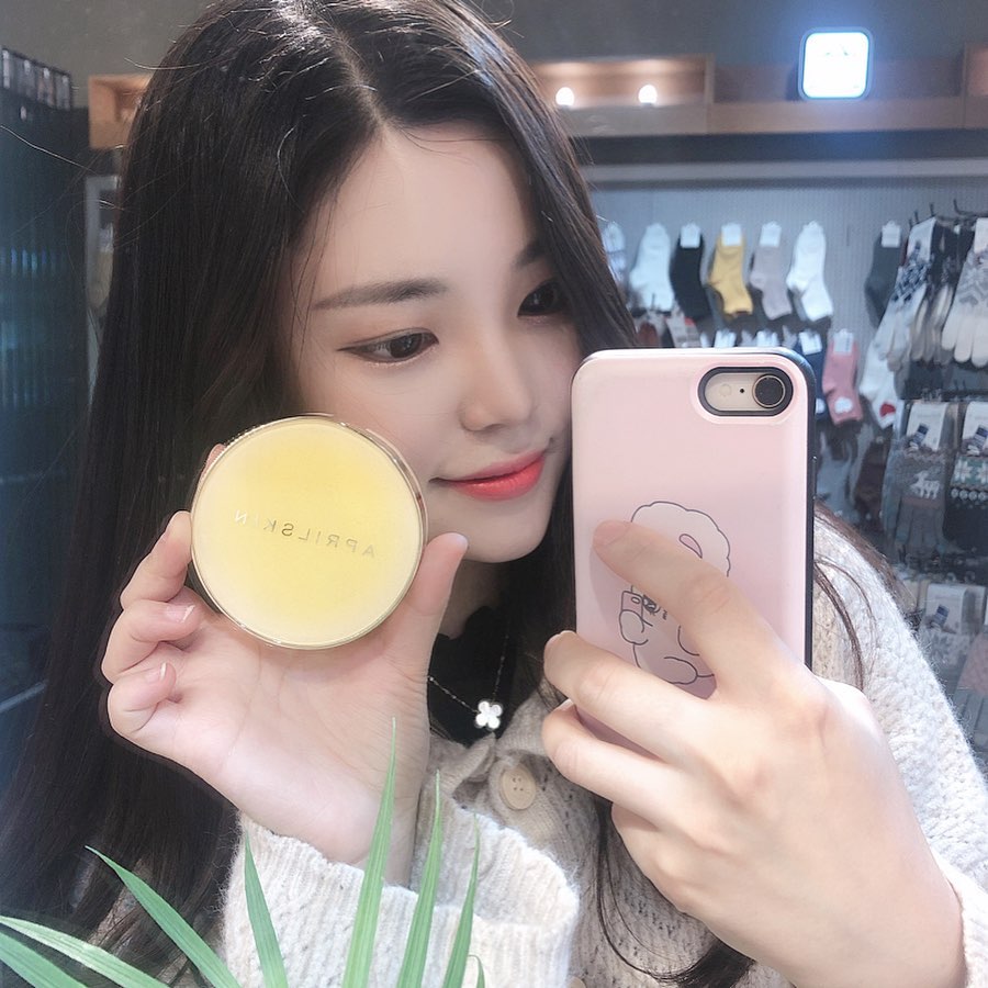이 다 빈 (9 4) on Instagram: “완전 촉촉한 쿠션 🌼
-
-
-
-
-
#에이프릴스킨 #aprilskin #리얼카렌둘라앰플광쿠션 #카렌둘라쿠션 #겨울쿠션 #광채쿠션 #쿠션추천 #추천템 #AD #리뷰쉐어 #ad”