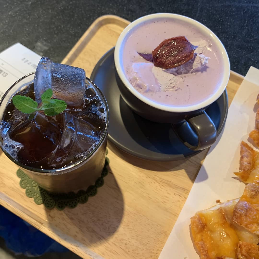아영 on Instagram: “원주에 있는 브런치카페 ☕ 가까워서 오빠랑 원주로 드라이브를 자주 가는데 예쁜 브런치카페가 있다 그래서 찾아가봄 👀 . 나는 식물을 좋아해서 야외조경이 잘 된 곳을 좋아하는데 여기 정말 뷰맛집 🌳 잔디공원과 폭포도 있고 산책코스도 굉장히 잘…”