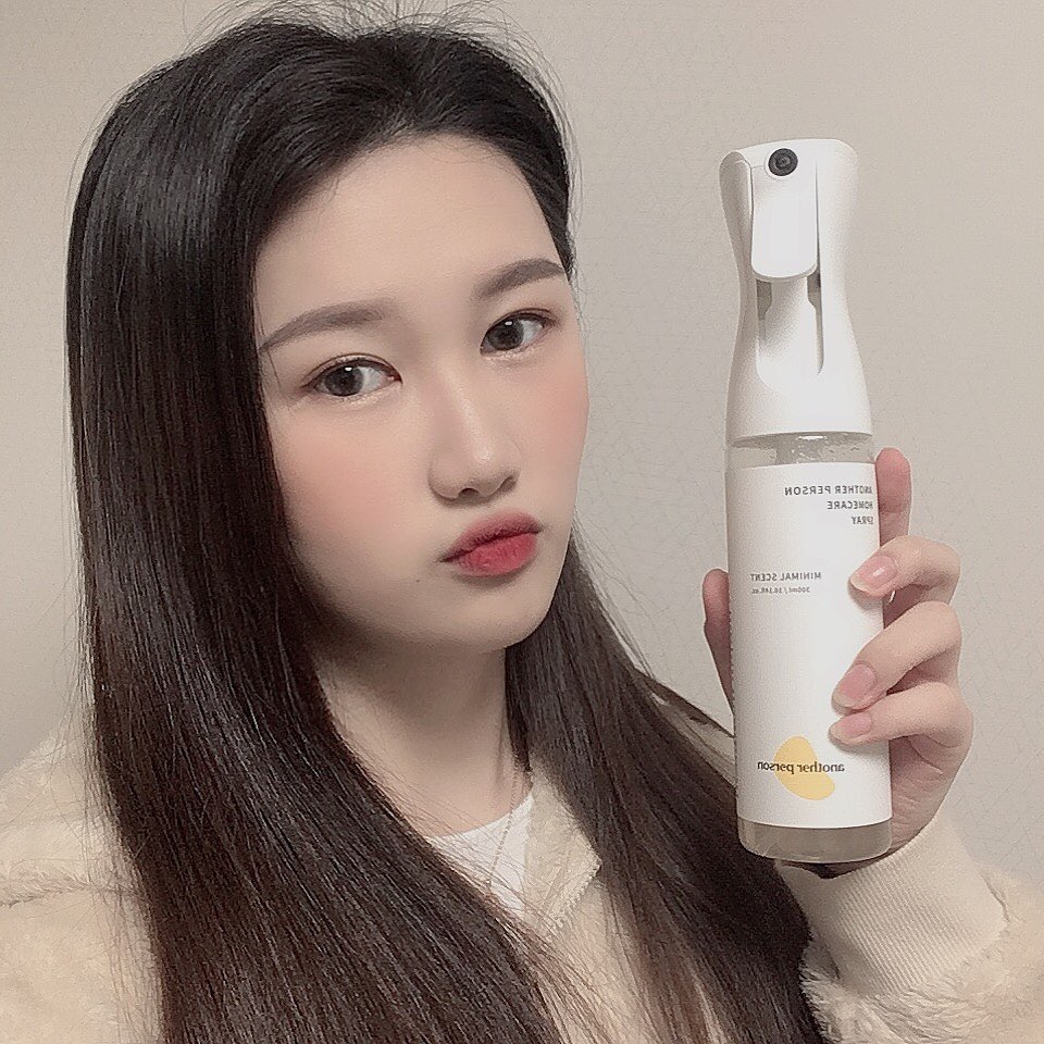ʏᴇ ʜʏᴜɴ (21)🍓 on Instagram: “<어나더펄슨-another person> 홈케어 스프레이 미니멀 센트 - 라벤더 향, 녹차 향 (게시물 제품-라벤더 향) _ 예전에 썻던 제품들과 달리 '탈취' 만큼은 갑인 제품인거 같아요! 자취방은 냄새가 잘 안 빠지고 집안에 냄새가 계속 머물러…”