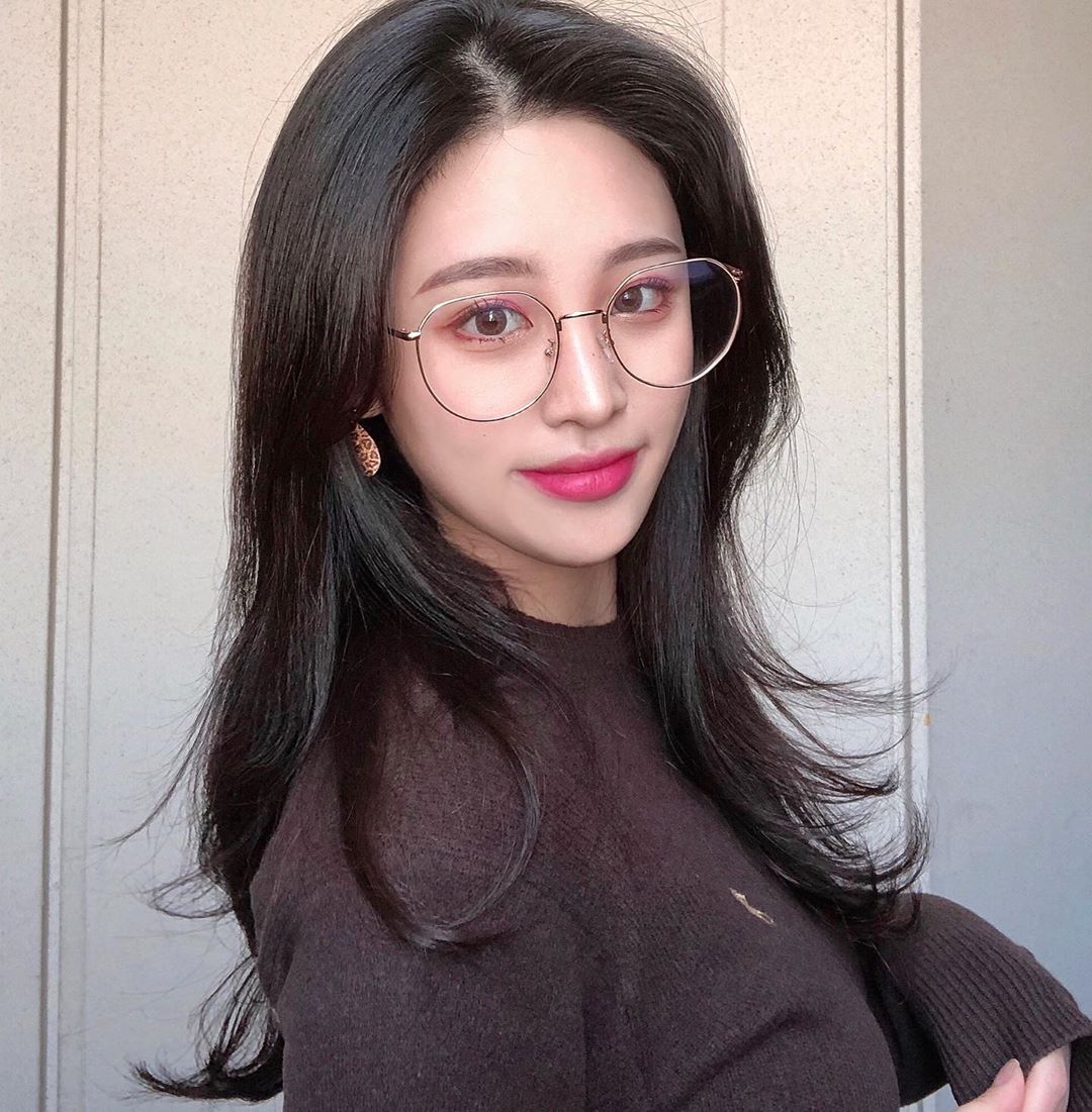 초원 on Instagram: “요즘 금테가 이뻐보여서 안경 욕심만 그득,,
#안경쇼핑몰 #GGUBA
⠀
⠀
tip. GGUBA에서 구매한 안경테는 내 시력에 맞는 도수렌즈를 제휴안경원에서 50%할인된 가격으로 구매가능🙋‍♀️”
