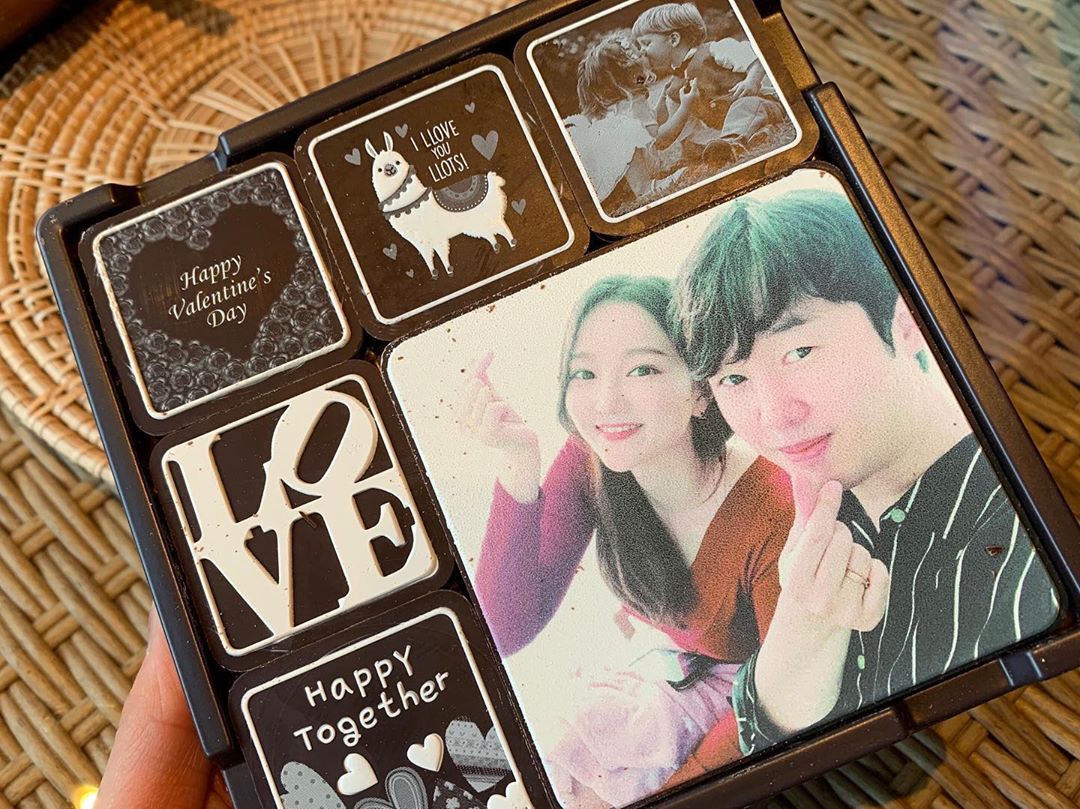 𝓁𝓊𝓋_𝒻𝓊𝓁 💘 on Instagram: “모어댄 초콜릿 - 포토 초코💕  발렌타인데이 대비 핵추천템👍👍 포토 9구, 디자인 16구, 디자인4구 3종이에요 ㅎ  이쁜 사진 담으시려면 포토 추천!!ㅎㅎ 먹을 수 있어요😱 최고급 벨기에산 리얼초콜릿이라 맛도 보장! 다크 초코와 화이트초코의 색감과…”