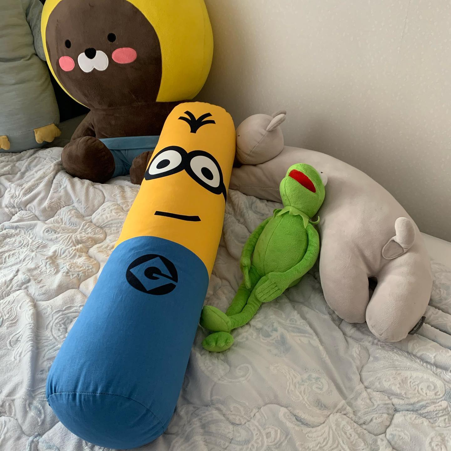 #배곧핫플 #원히네집 
맨날 안고자던 큰곰돌이 버리구나서 우울했는데,,,요즘은 미니언즈안고 꿀잠잔다zZ
.
.
.
.
.
.
.
.
.
.
.
.
브이스탁에서 제품을 협찬받아 제작하였습니다 (http://www.vstocklab.com/)
구매링크는 👉🏻 http://me2.do/5KSHhaHY
.
.
.

#브이스탁 #vstock #vstock_official #인플러 #쿠팡 #로켓배송 #협찬 #베개 #롱베개 #침구 #미니언즈 #캐릭터베개