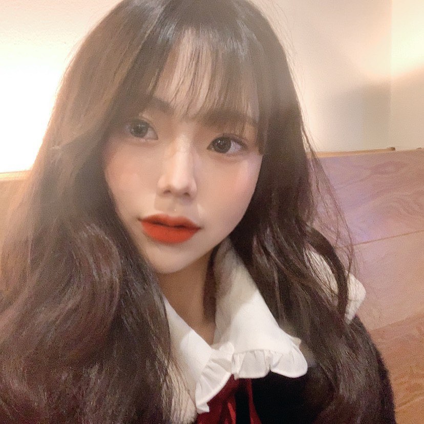 서연(21) on Instagram: “🍒 #씨스터앤 #스마트핏커버쿠션 세상에 쿠션은 많고 그 중에서도 제 맘에 쏙 드는 쿠션을 찾았어요❗️ 얇고 가볍게 밀착되고 속은 촉촉한데 겉은 뽀송뽀송✨ 10가지 자연유래추출물을 첨가해서  안그래도 순한 쿠션에 3중 기능성까지❗️ 미백 + 주름개선…”